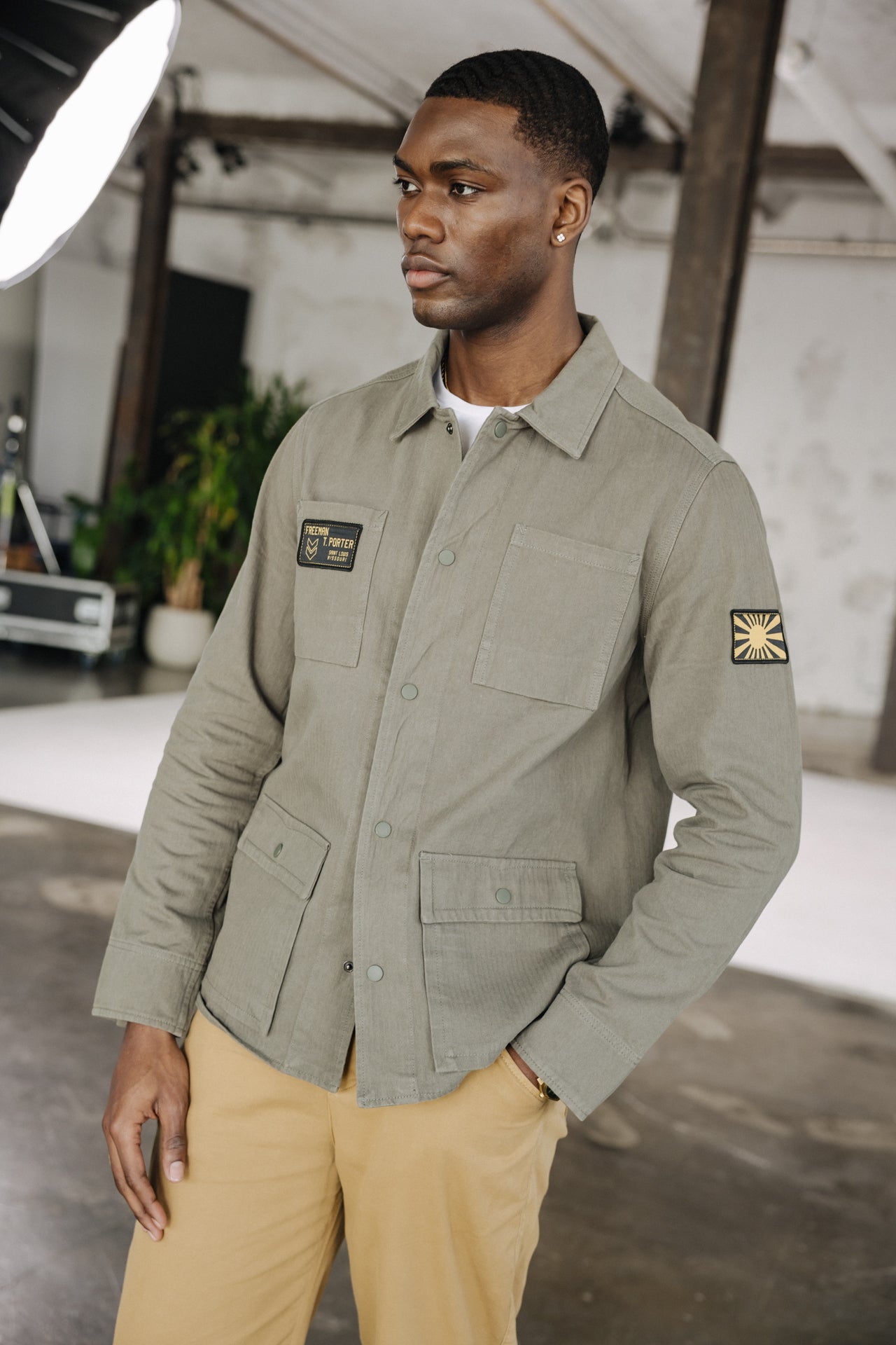 

Hemdjacke mit Patches Mann Luck Chevron dusty olive | Freeman T. Porter