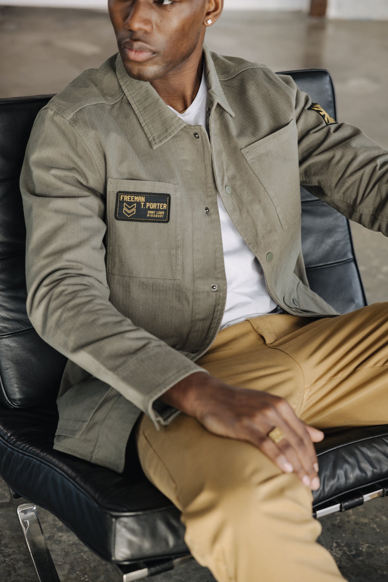 

Hemdjacke mit Patches Mann Luck Chevron dusty olive | Freeman T. Porter