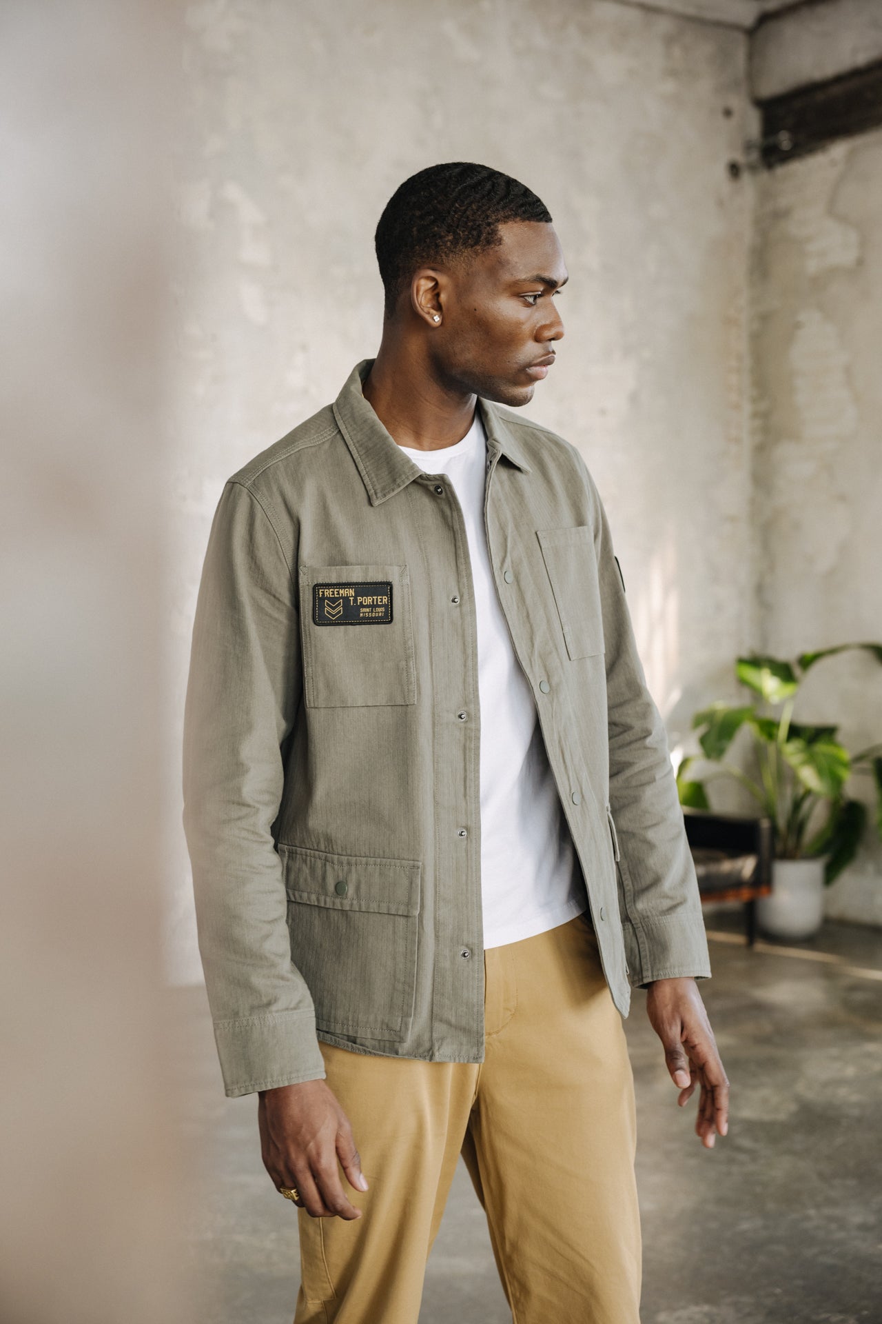 

Hemdjacke mit Patches Mann Luck Chevron dusty olive | Freeman T. Porter