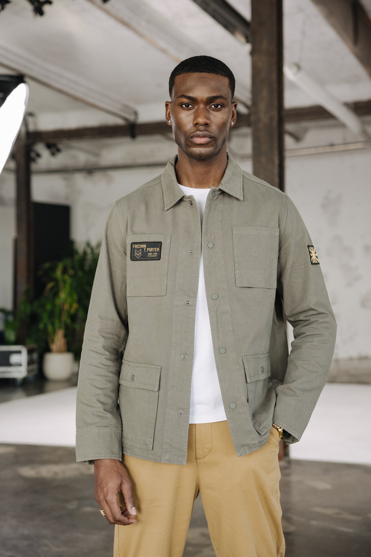 

Hemdjacke mit Patches Mann Luck Chevron dusty olive | Freeman T. Porter