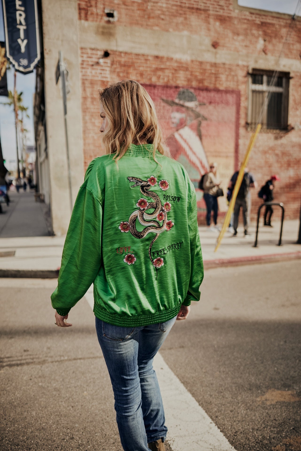 femme avec bomber vert