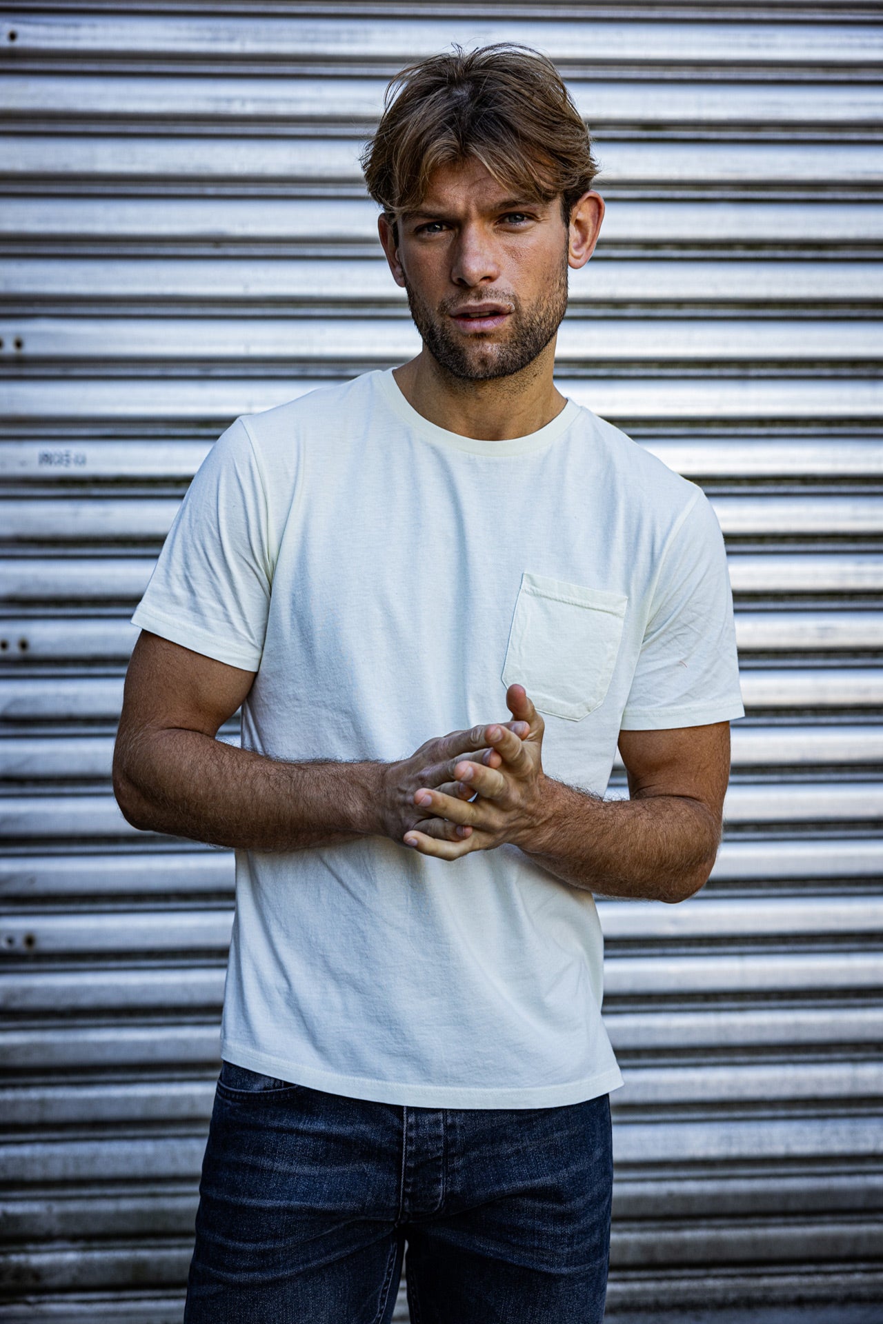 homme avec un tee shirt blanc