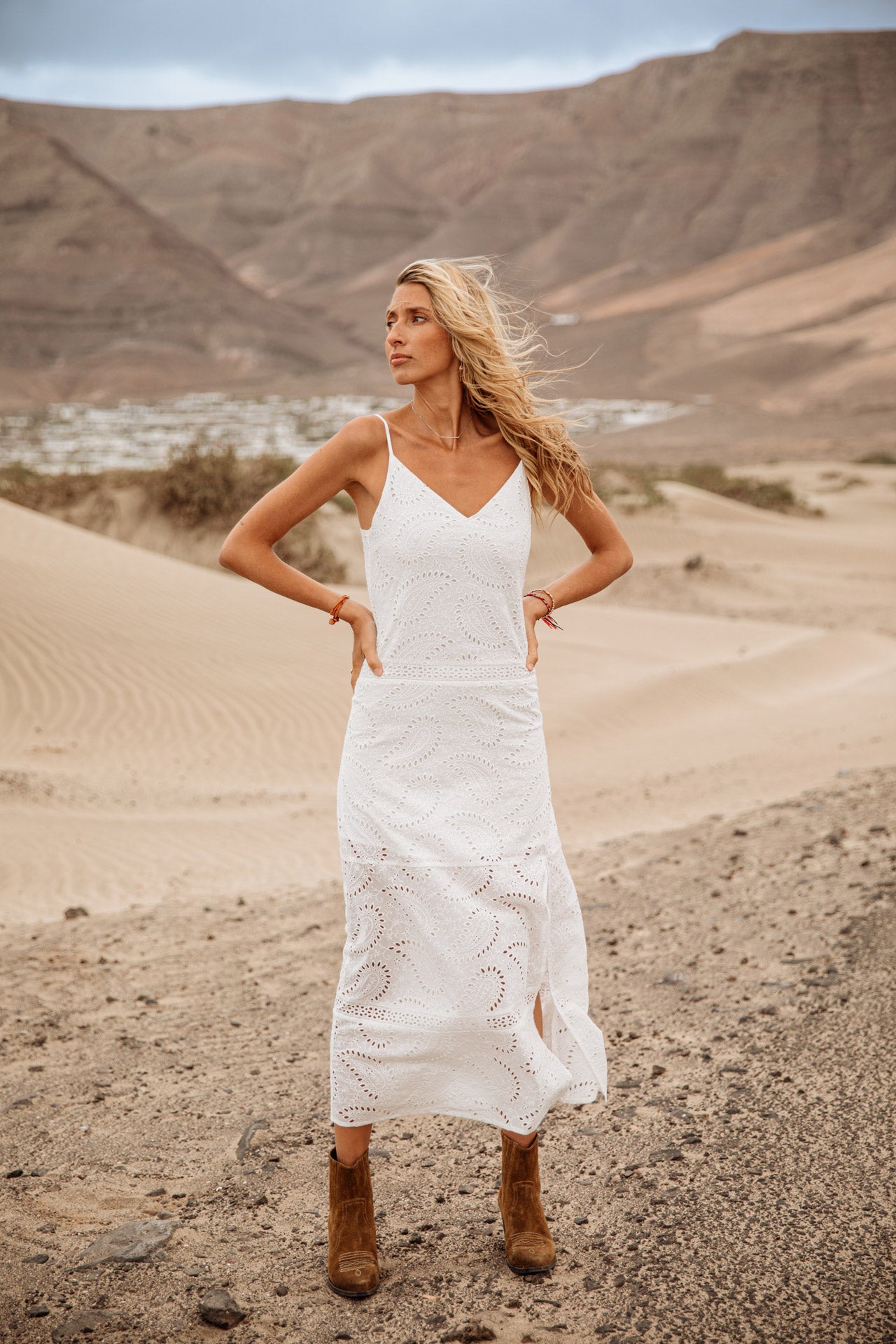 
              

Robe avec fente côté Femme Revania Lace white | Freeman T. Porter
            