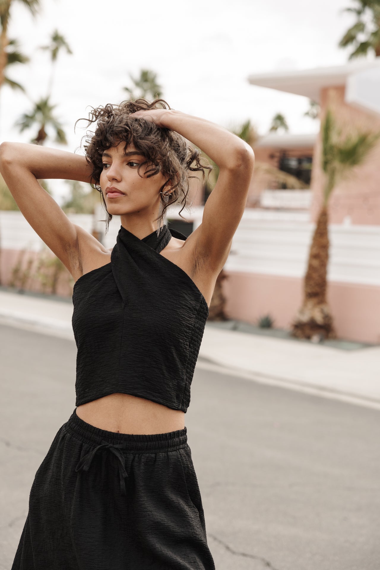 

Gekreuzter nackter Rücken Frau Olivia Plain Tropical black | Freeman T. Porter