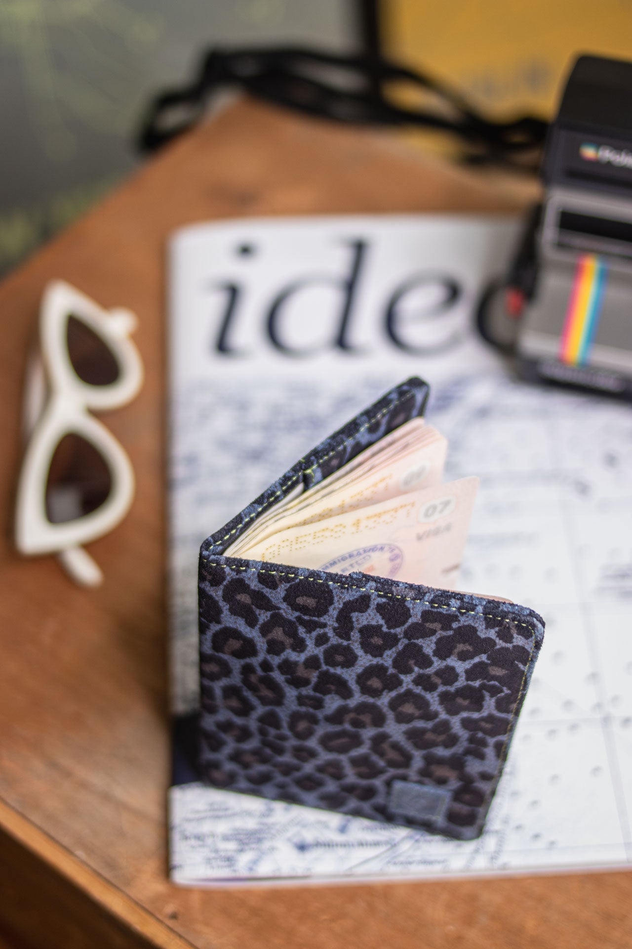 

Pass-Etui Leopard Frau Krishna Leo cobalt | Freeman T. Porter