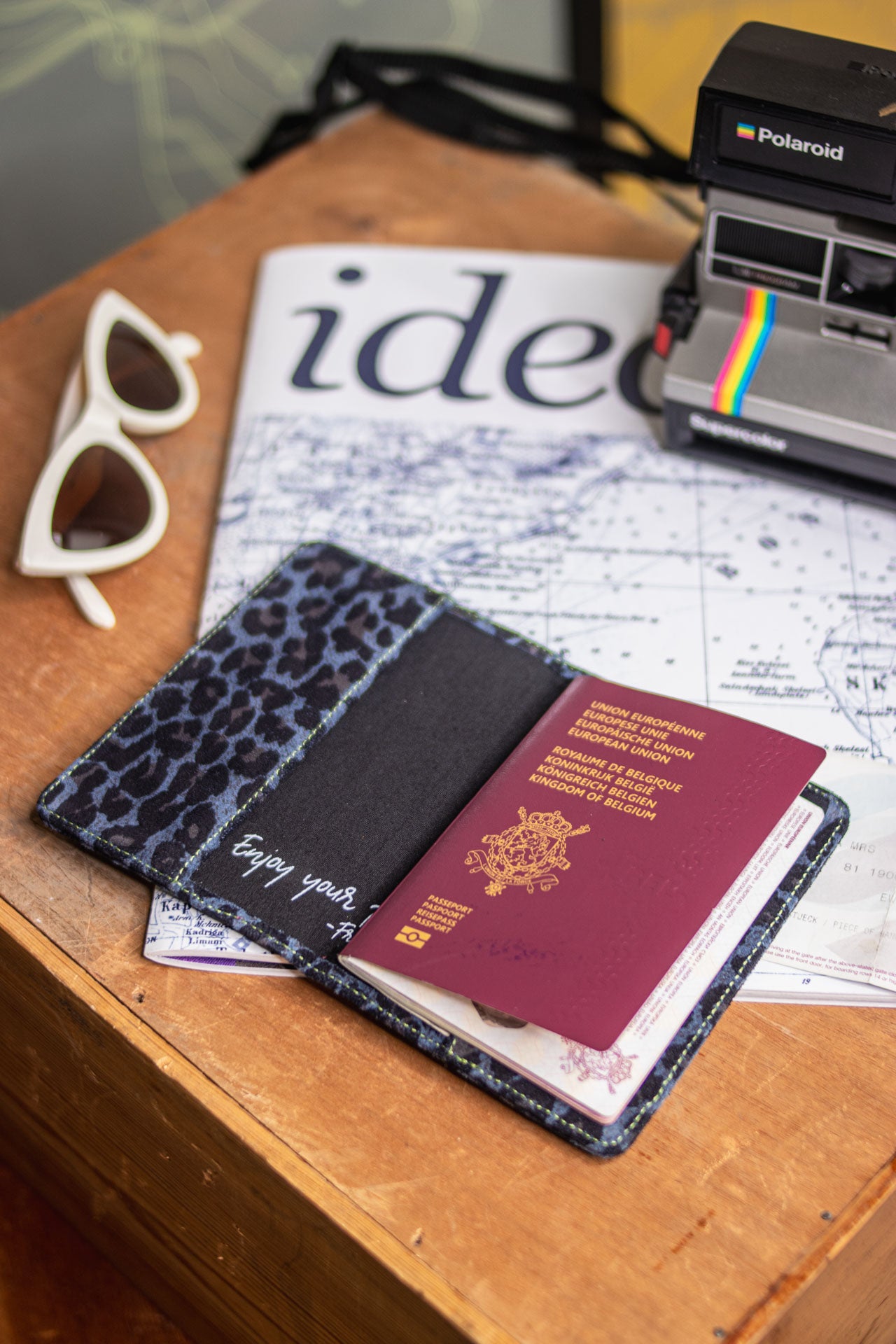 

Pass-Etui Leopard Frau Krishna Leo cobalt | Freeman T. Porter