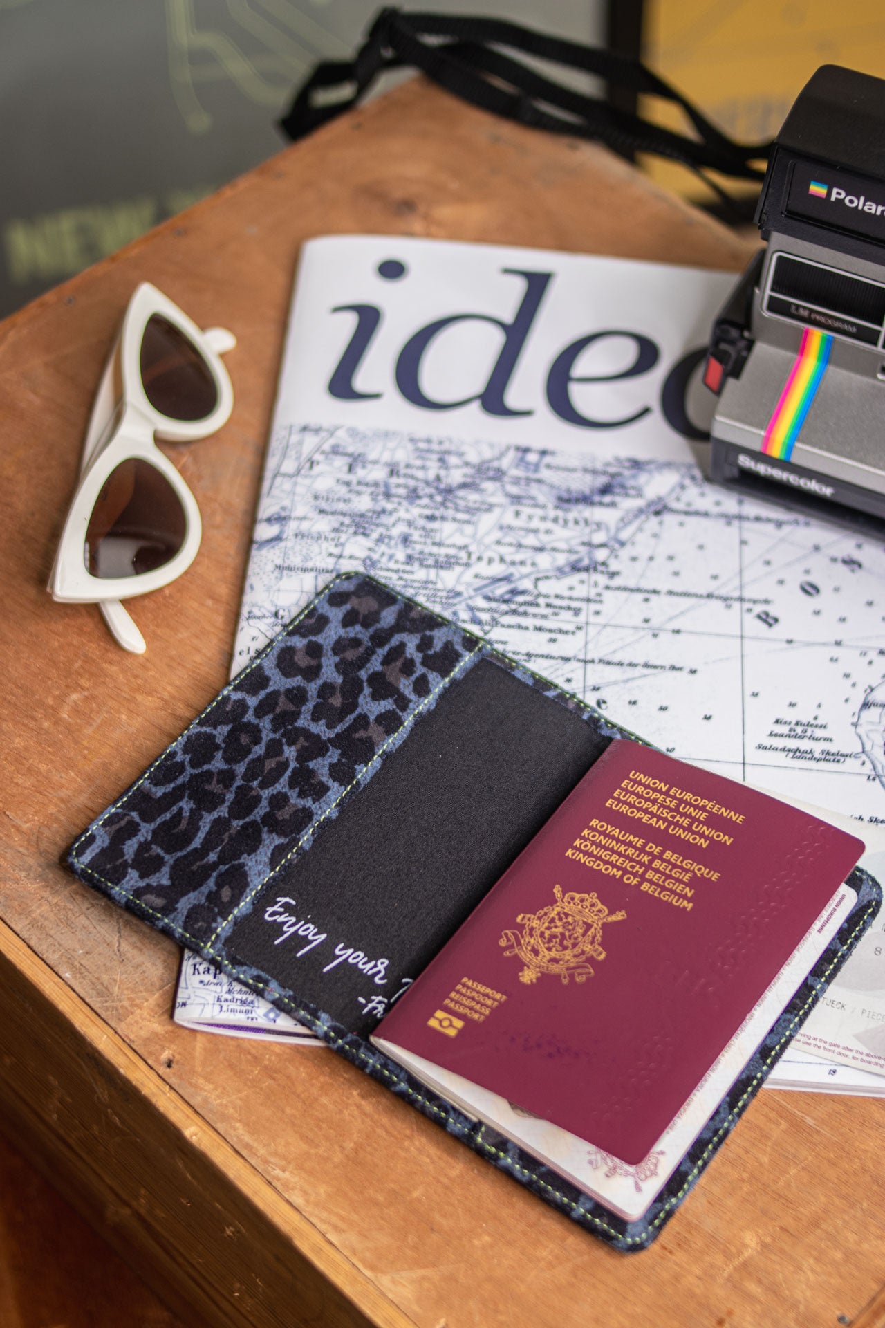 

Pass-Etui Leopard Frau Krishna Leo cobalt | Freeman T. Porter