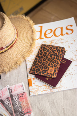 

Leoparden-Reisepasshülle Damen Krishna Leo camel | Freeman T. Porter