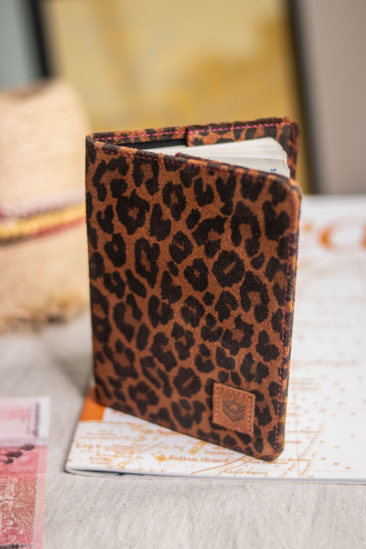 

Etui passeport léopard Femme Krishna Leo camel | Freeman T. Porter