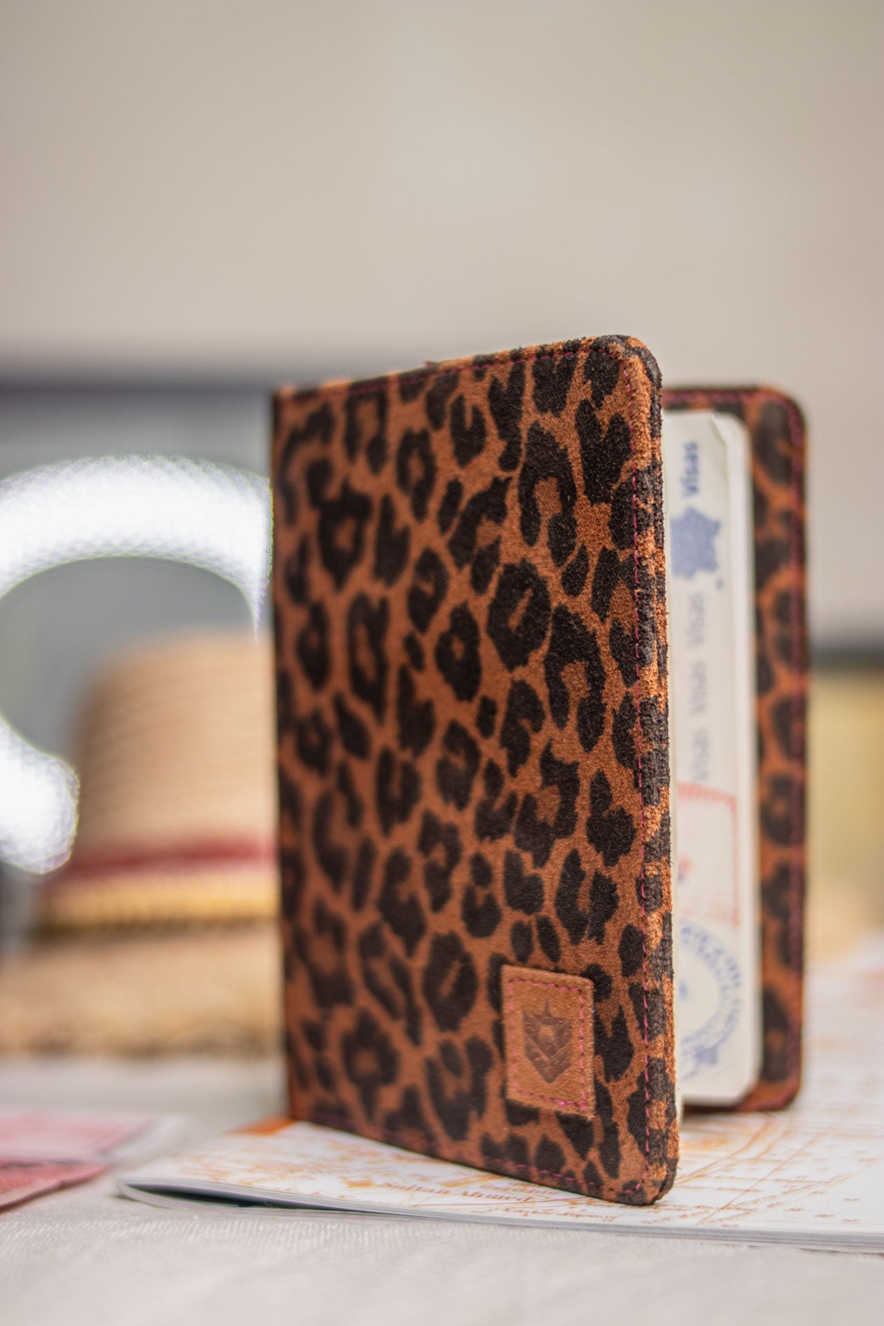 

Etui passeport léopard Femme Krishna Leo camel | Freeman T. Porter