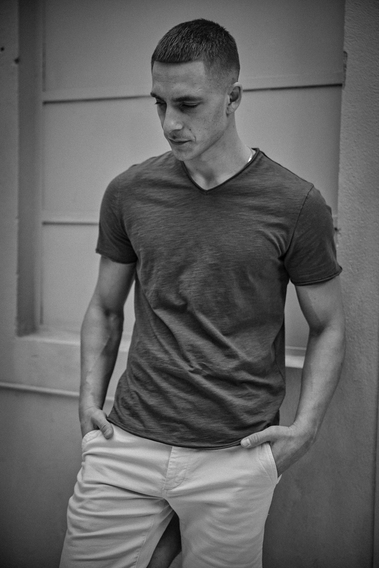 image homme en noir et blanc