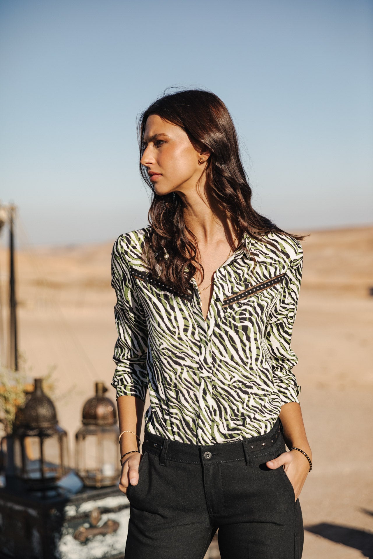 femme avec une chemise à motifs