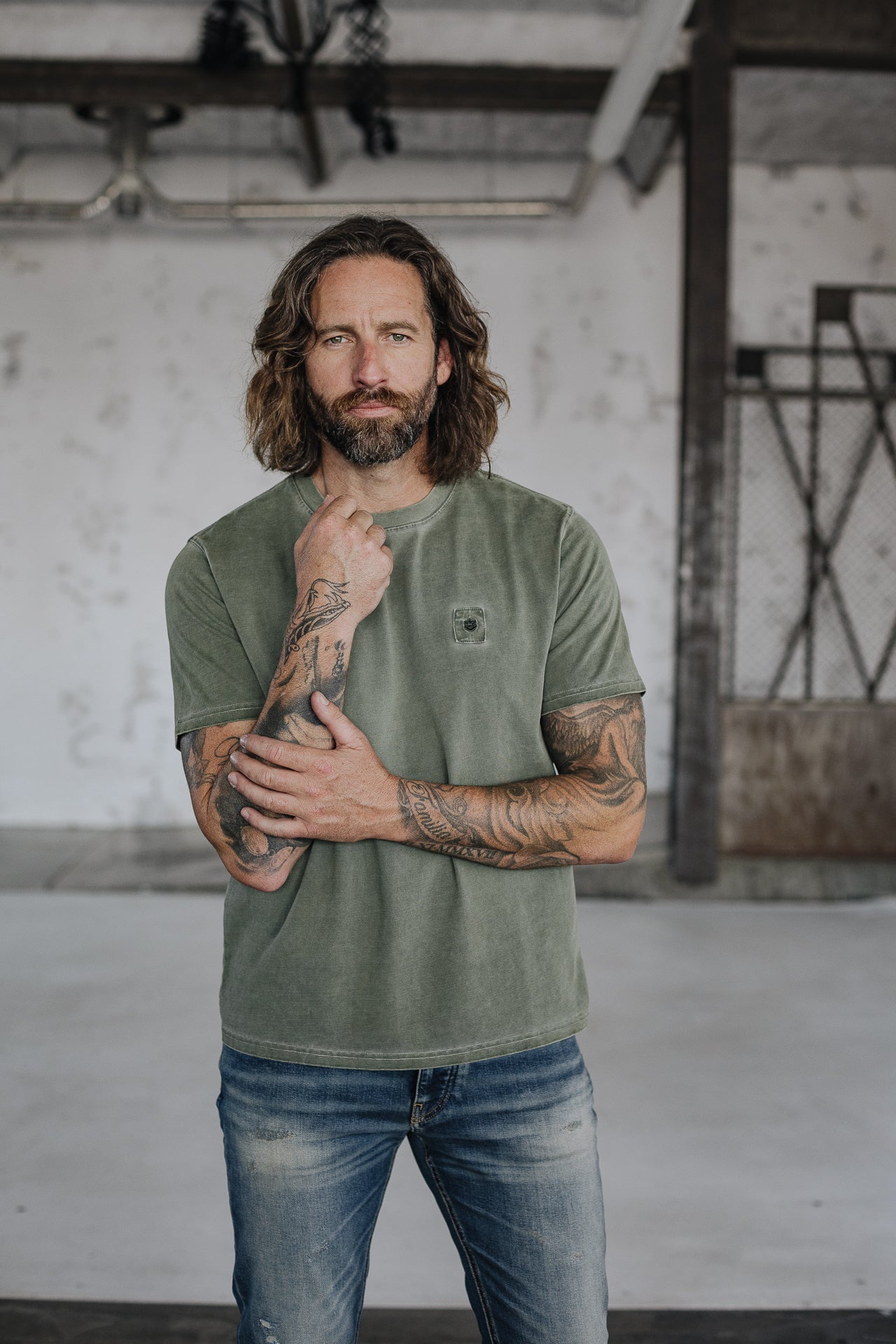 

T-Shirt col rond Hombres Chuck Hanoi olive night | Freeman T. Porter
