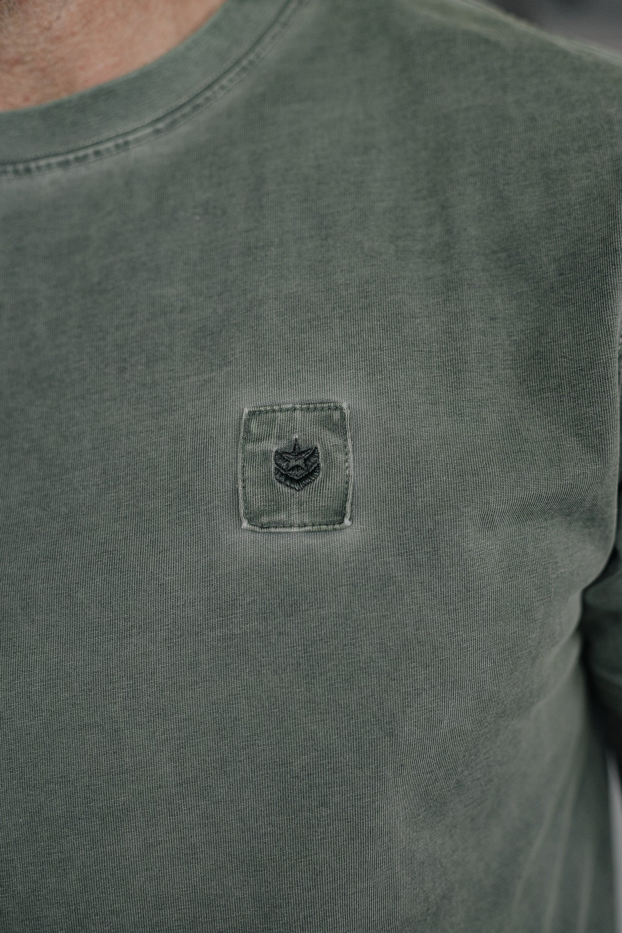 

T-Shirt col rond Hombres Chuck Hanoi olive night | Freeman T. Porter