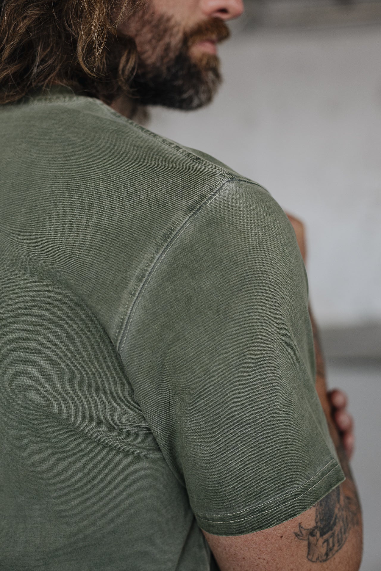 

T-Shirt col rond Hombres Chuck Hanoi olive night | Freeman T. Porter