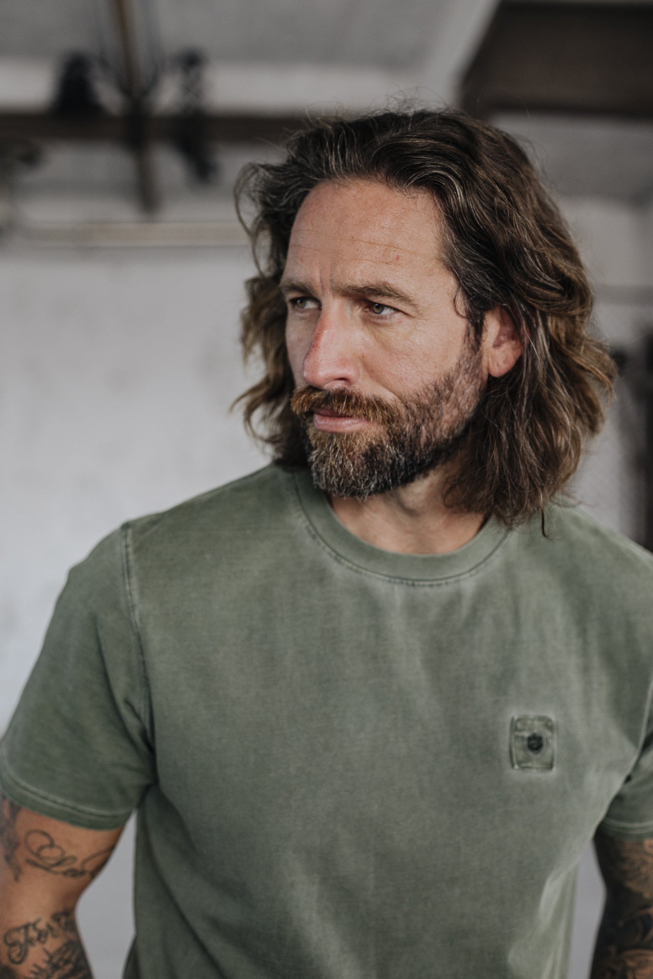 

T-Shirt col rond Hombres Chuck Hanoi olive night | Freeman T. Porter