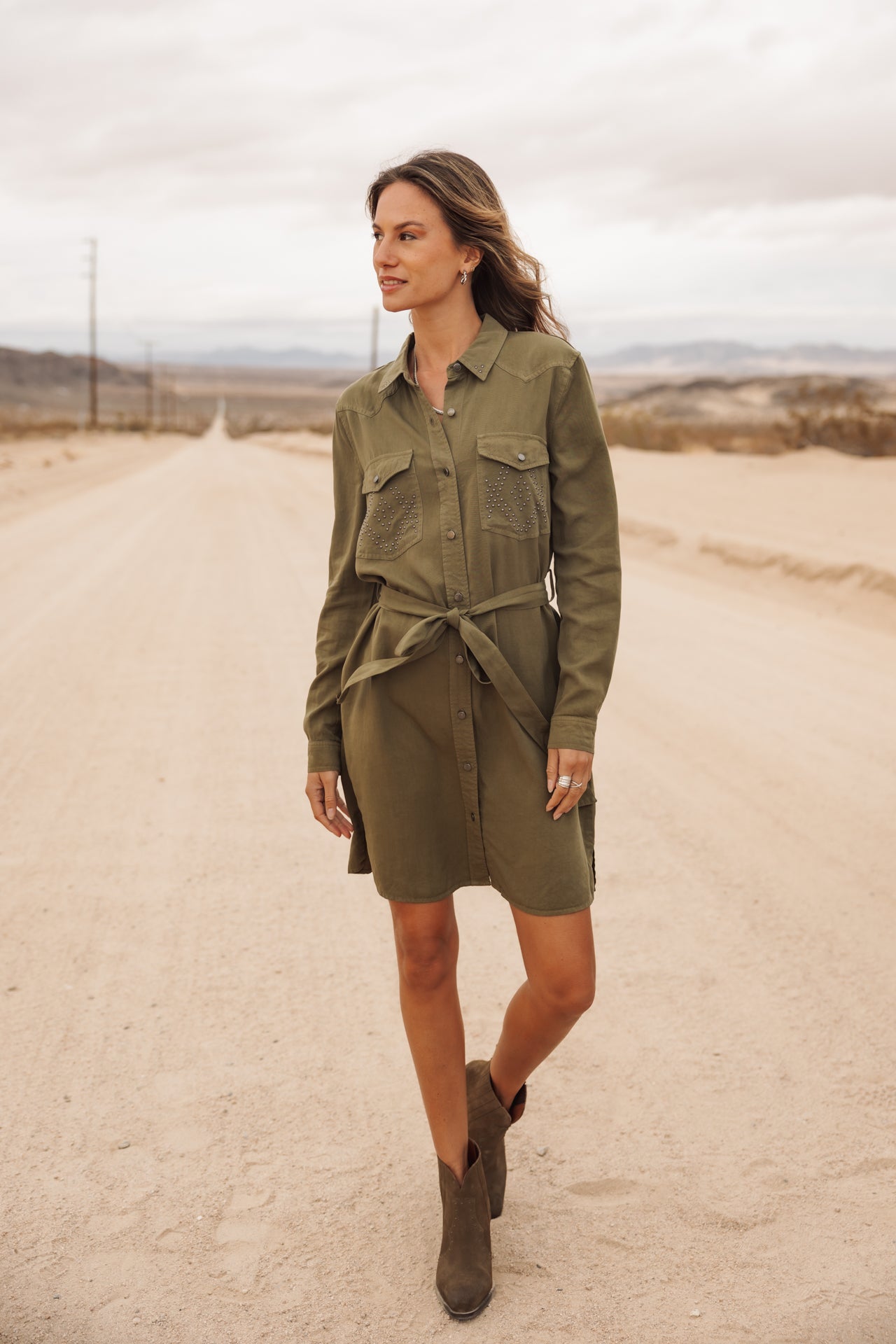 
              

Shirt dress with stud detail Woman Ravissa Plain khaki | Freeman T. Porter
            