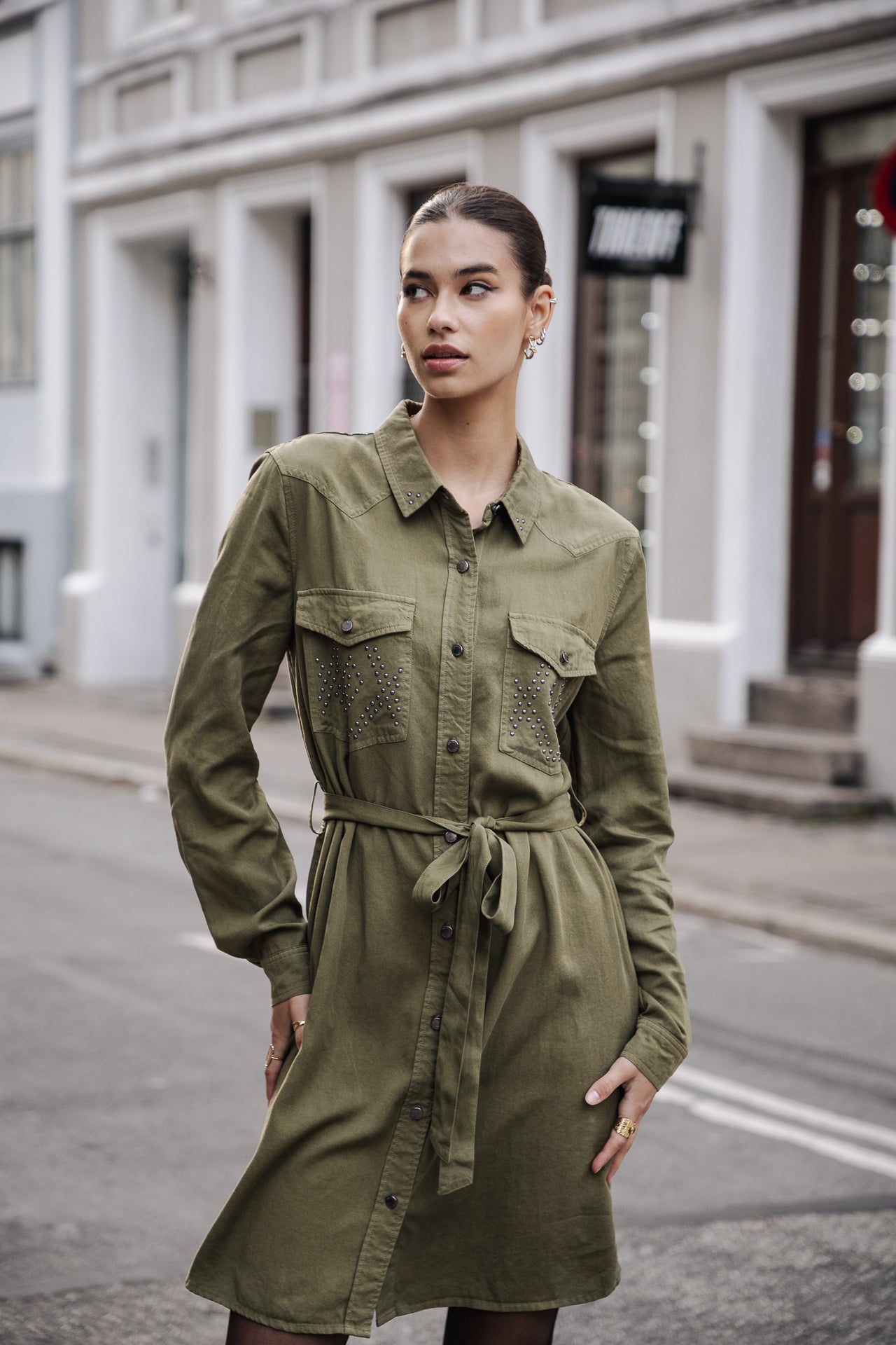 
              

Robe chemise détails clous Femme Ravissa Plain khaki | Freeman T. Porter
            