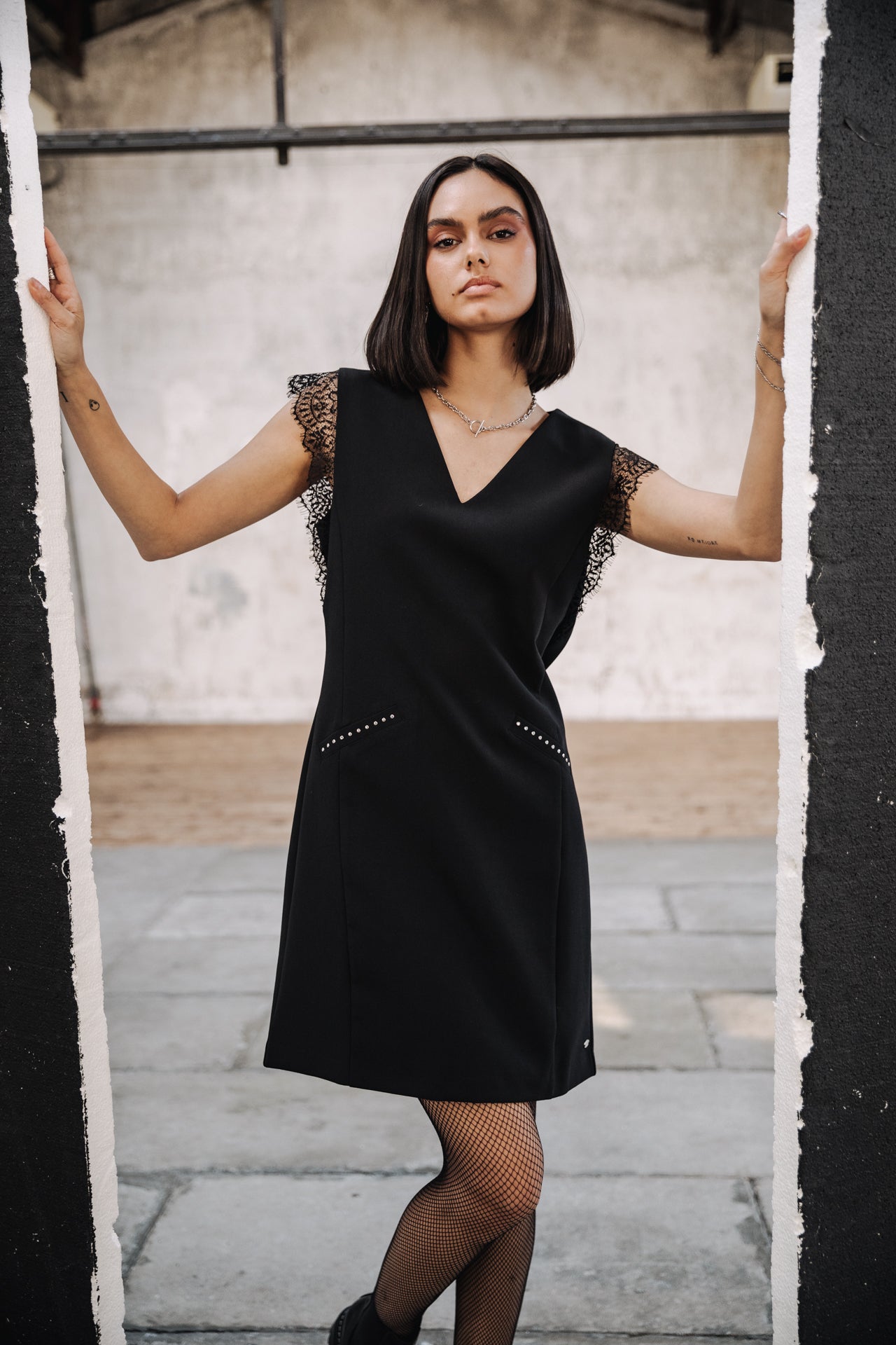 femme robe noire