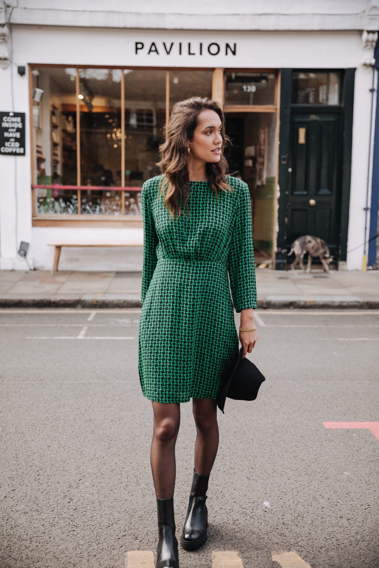 femme en robe verte