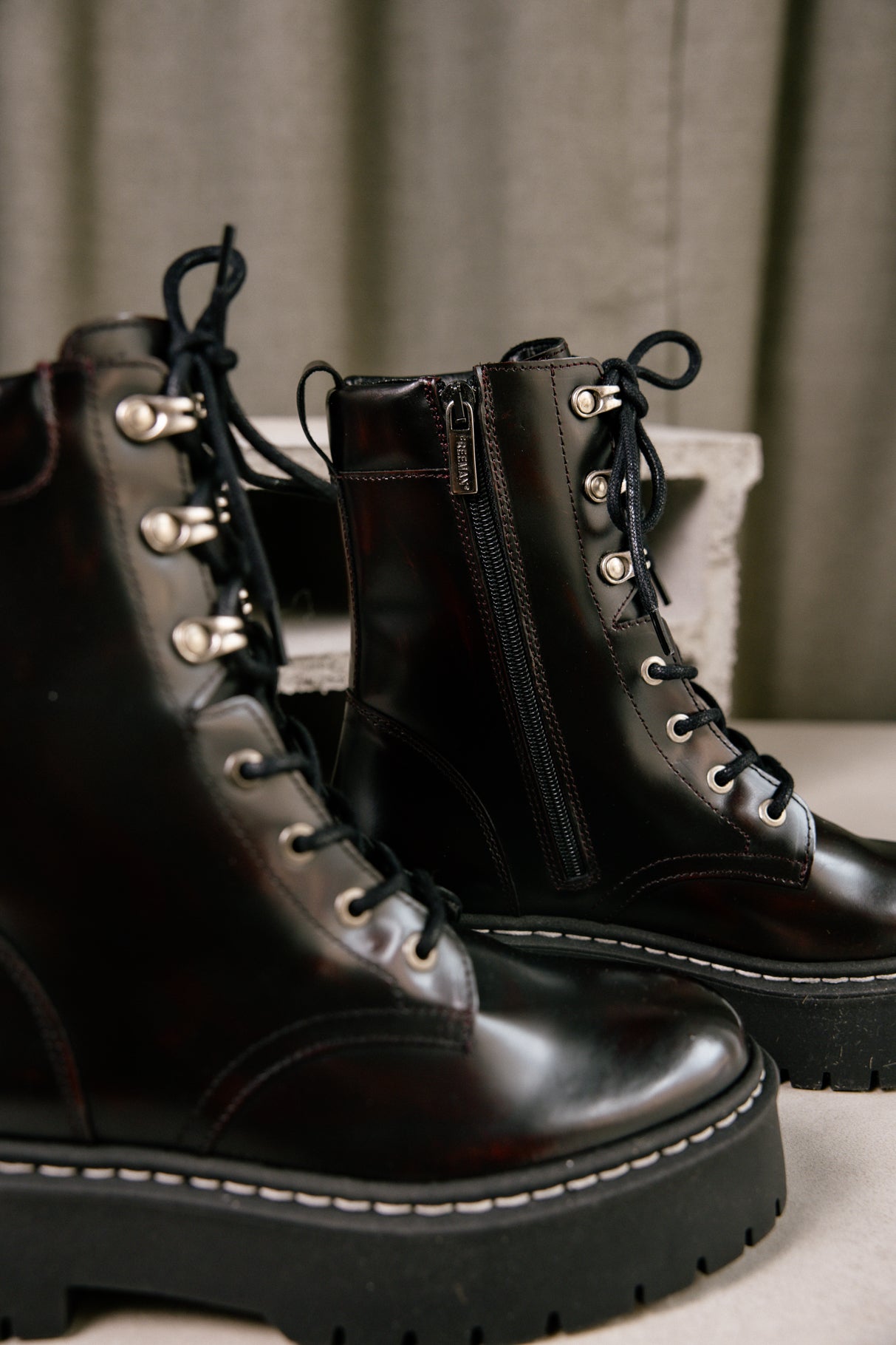 
              

Boots Femme Josefine black | Freeman T. Porter
            