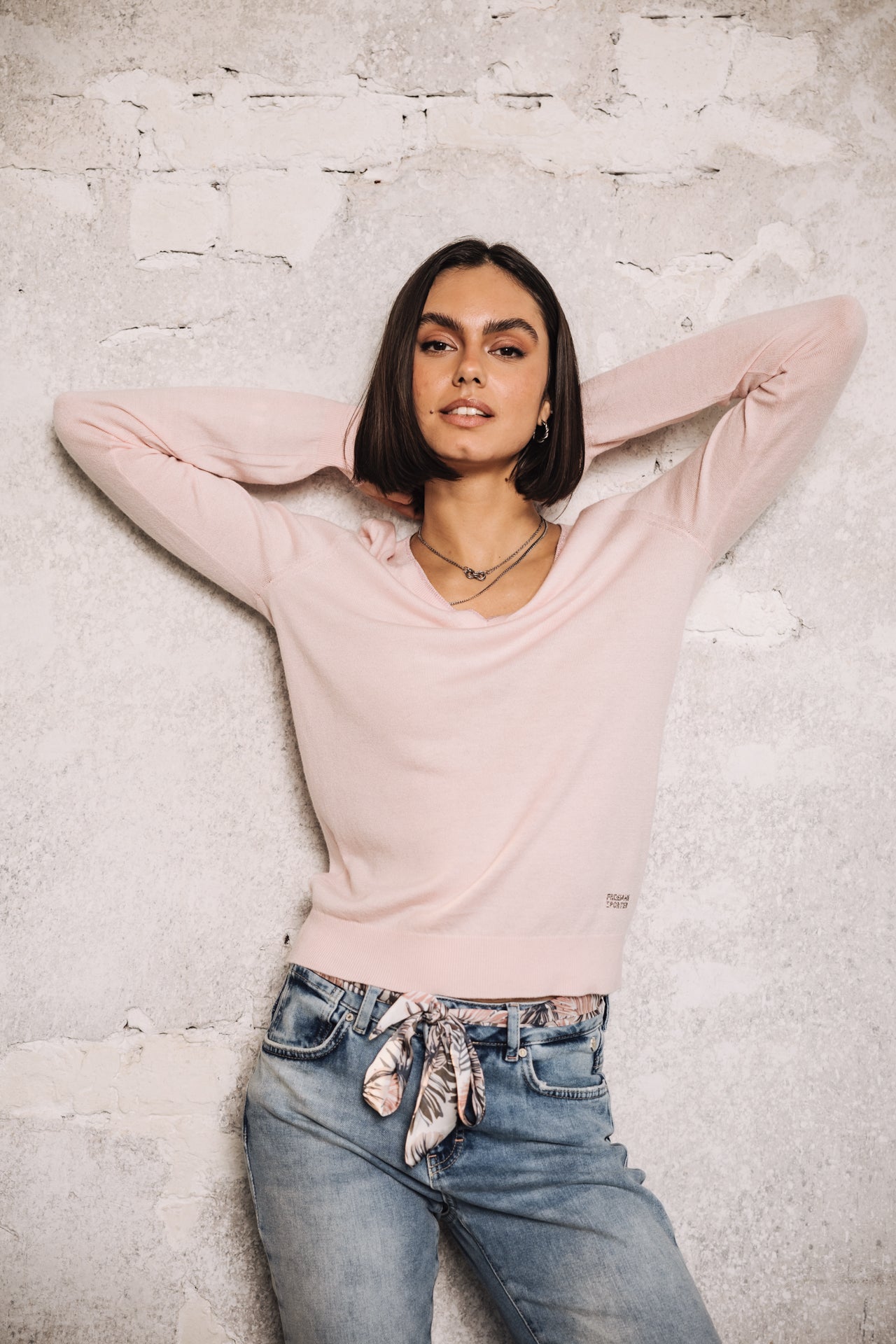 femme avec pull rose poudré