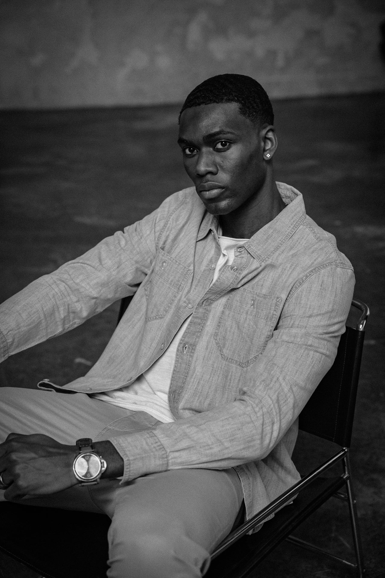 homme assis avec une chemise en jean