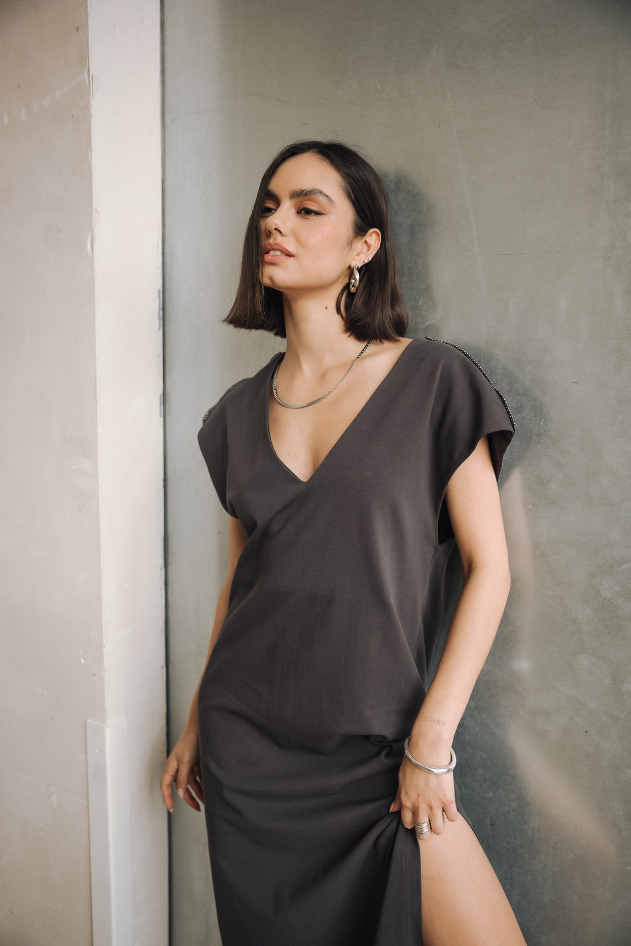 femme avec robe grise