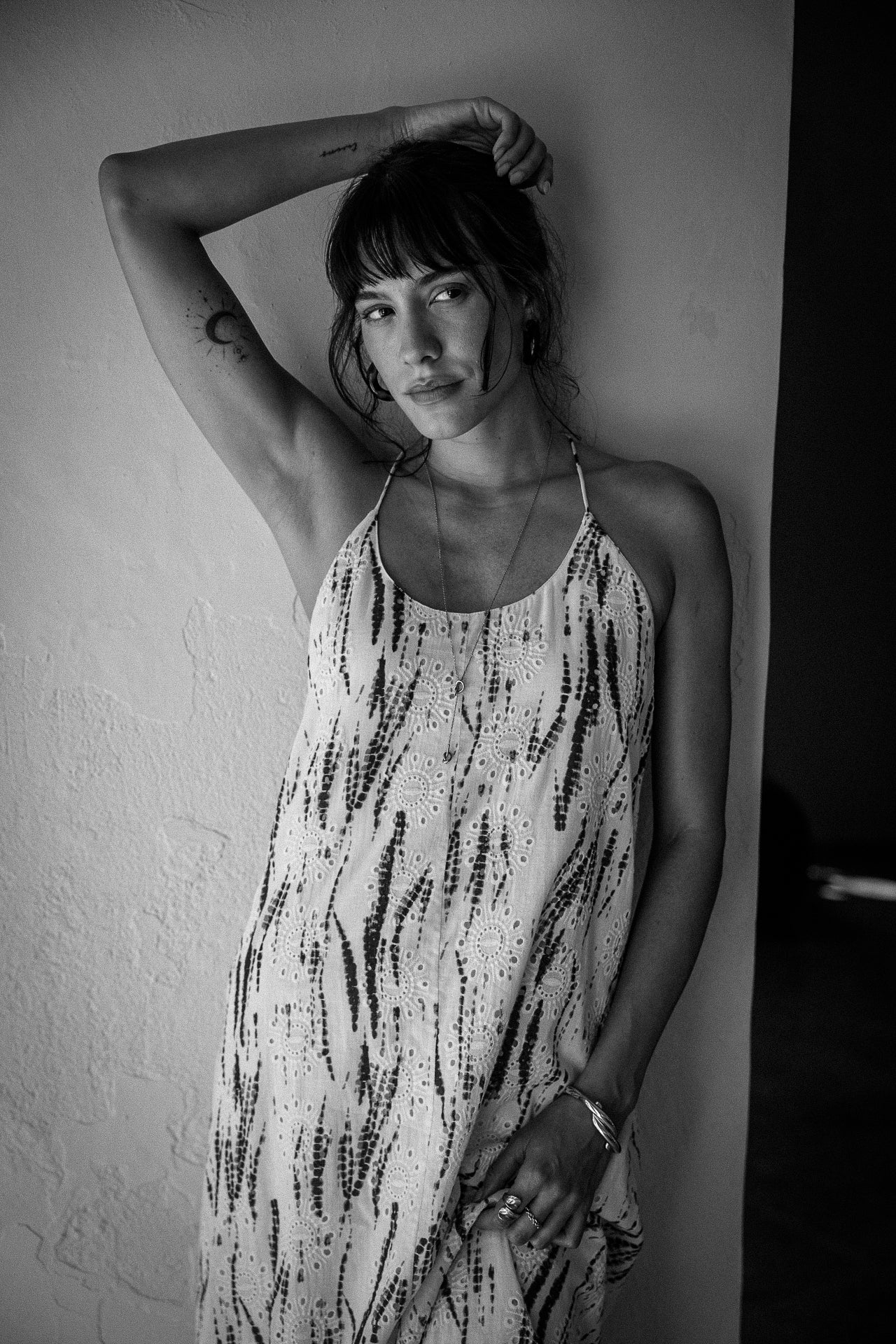 femme tatouée avec une robe longue