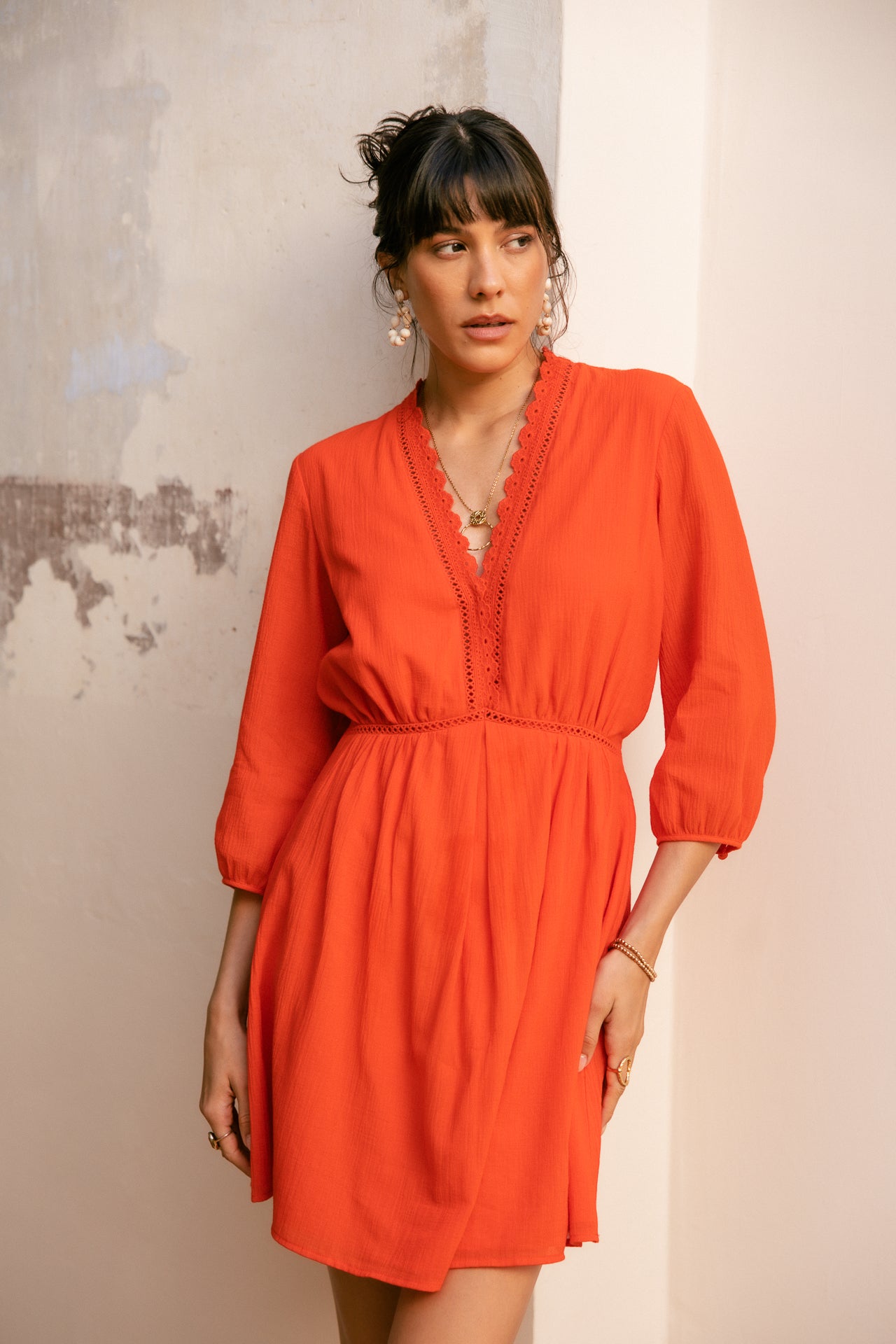femme avec une robe bohème punchy