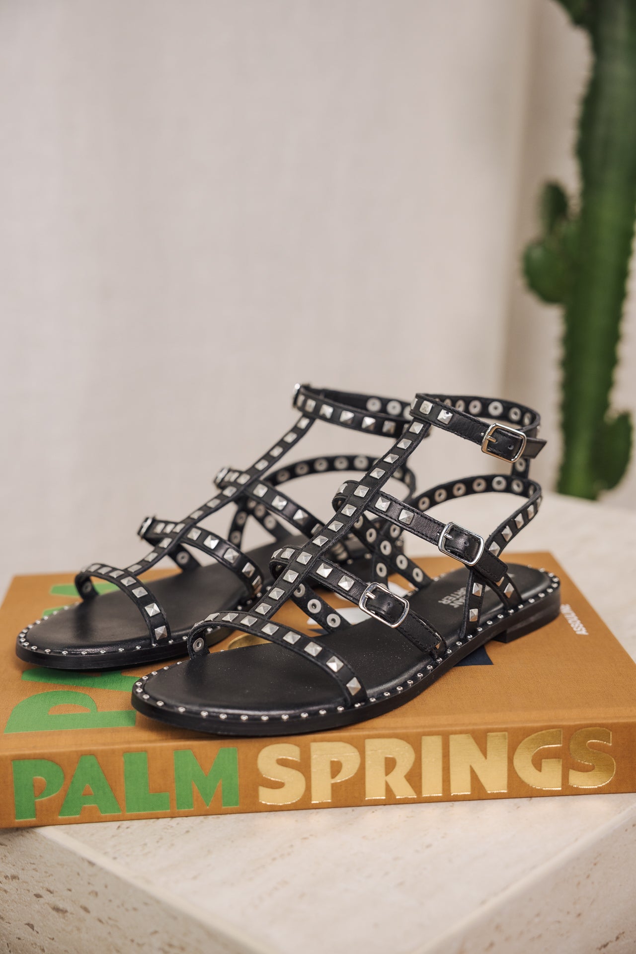  
            

Sandalen mit Nieten Frau Pruni black | Freeman T. Porter
          