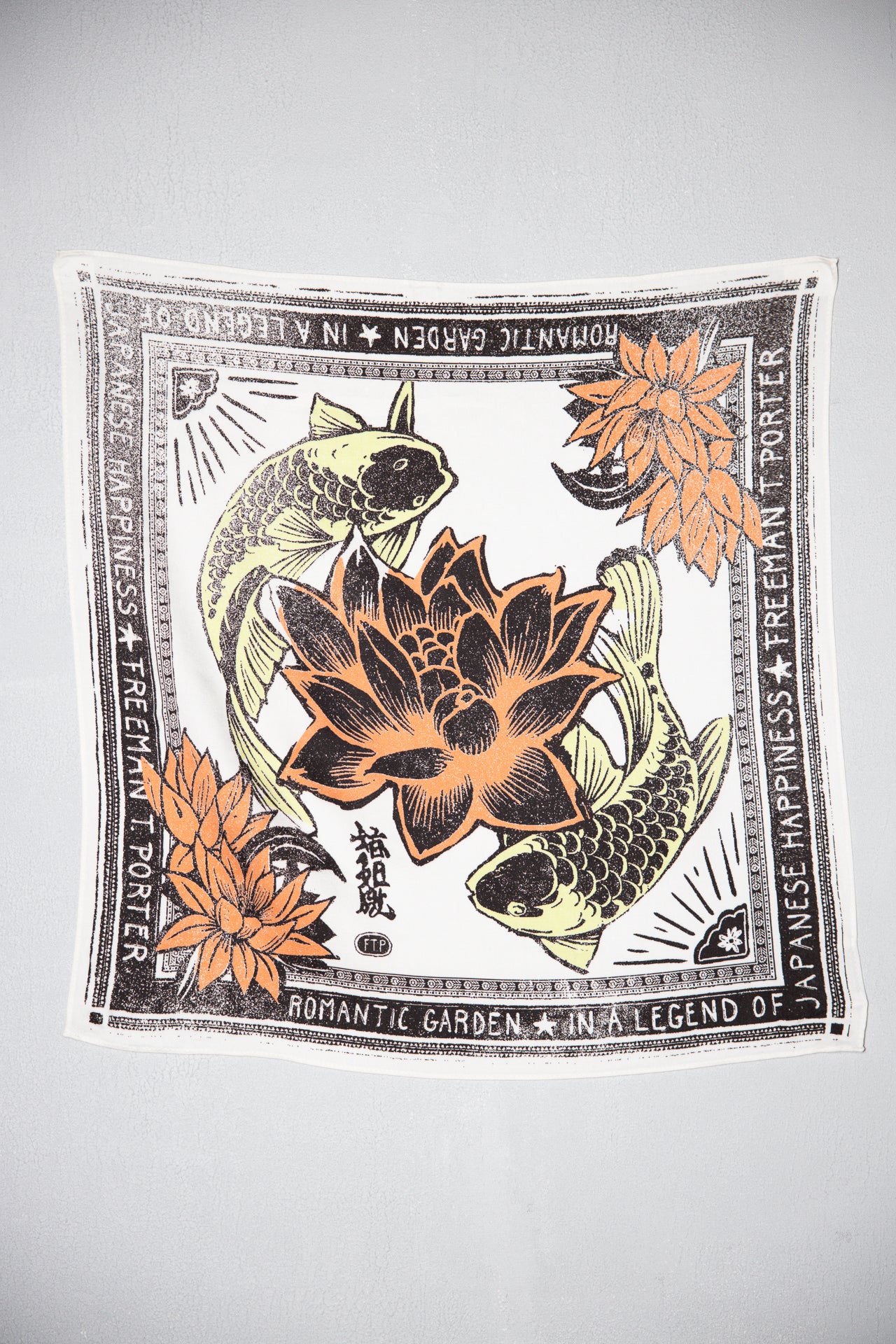 

Bedrucktes Kopftuch Frau Fathia Carpe Koi Big white | Freeman T. Porter