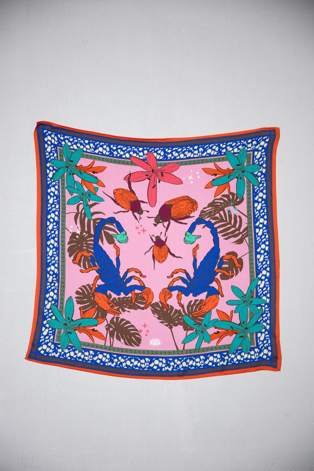 

Printed scarf Woman Fathia Desert Wildlife Big pink frosting | Freeman T. Porter