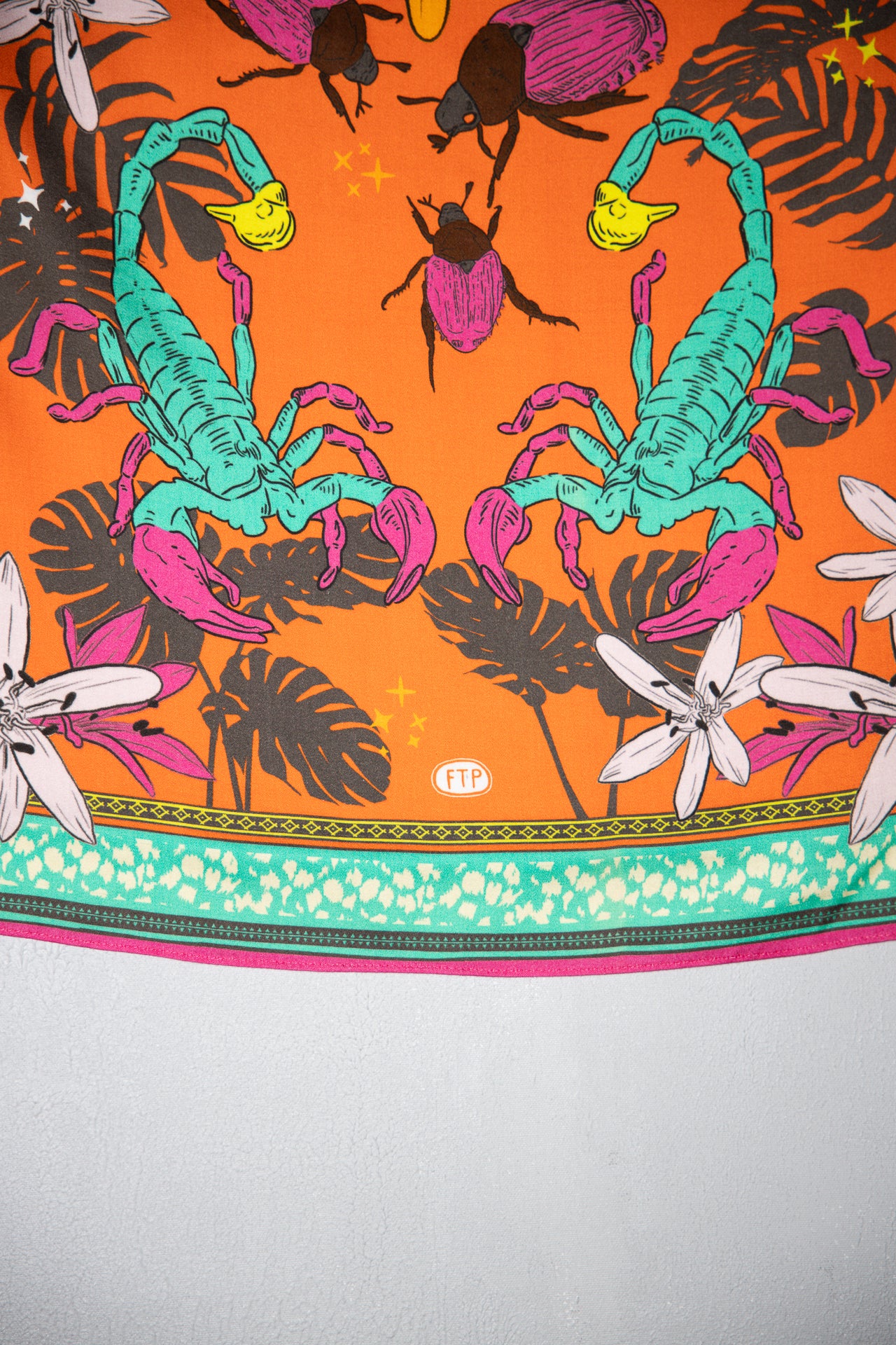 

Bedrucktes Kopftuch Frau Fathia Desert Wildlife Big vibrant orange | Freeman T. Porter