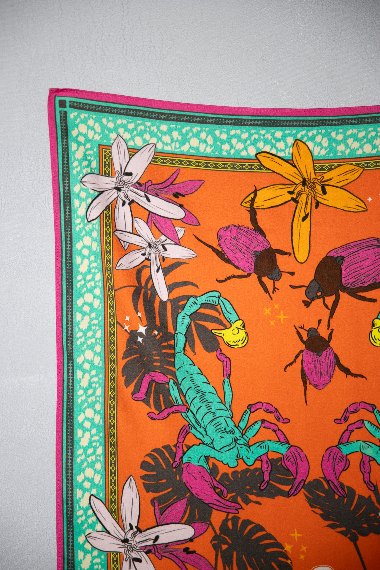 
              

Foulard imprimé Femme Fathia Desert Wildlife Small vibrant orange | Freeman T. Porter
            