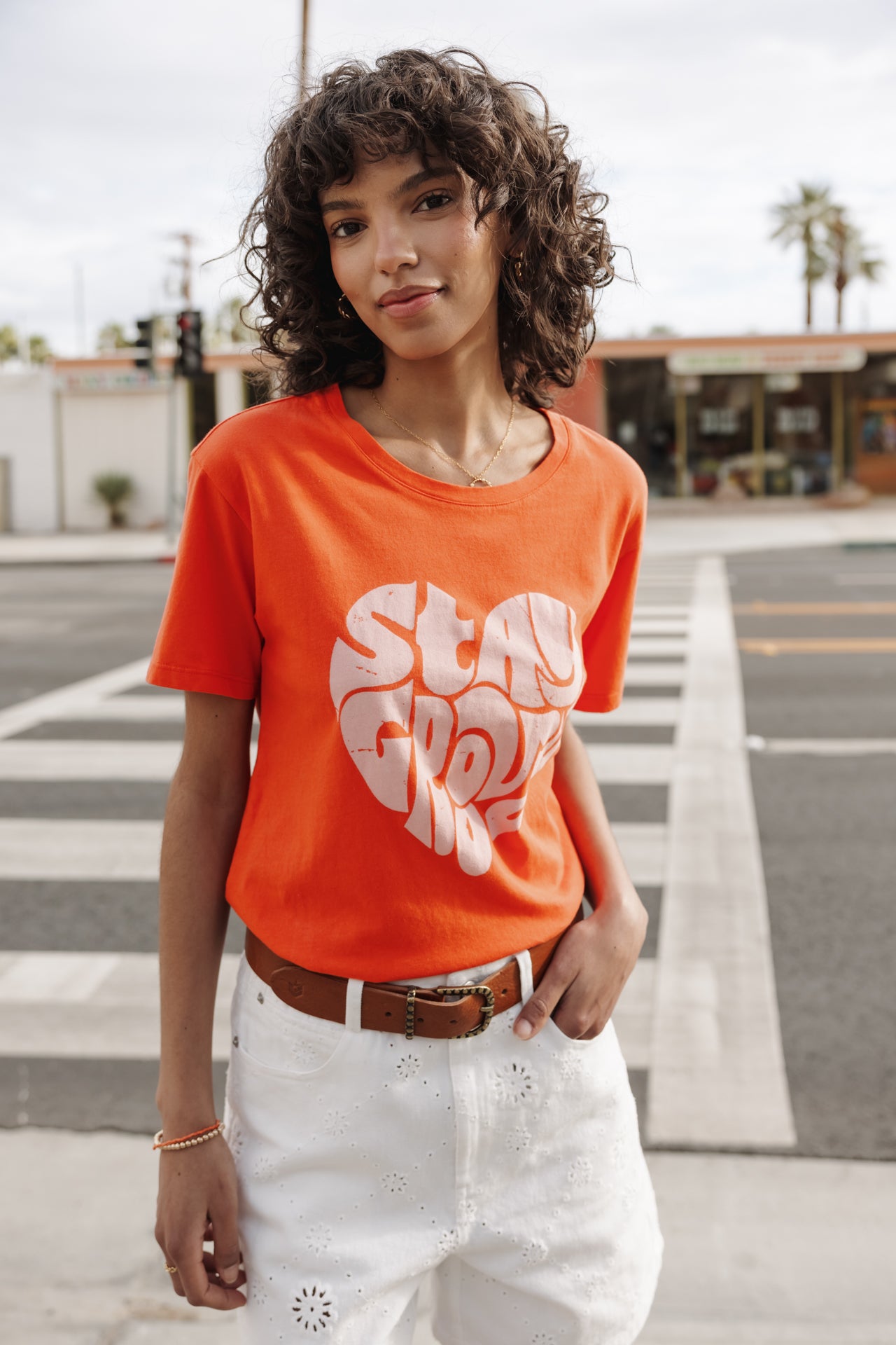 

Bedrucktes T-Shirt Frau Suria Stay Groovy tigerlily | Freeman T. Porter
