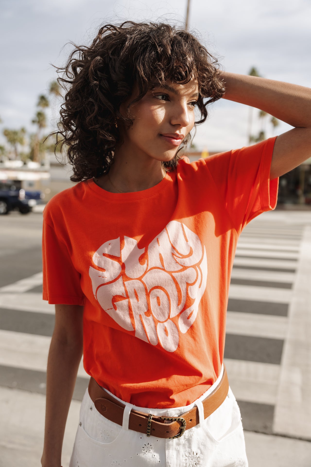 

Bedrucktes T-Shirt Frau Suria Stay Groovy tigerlily | Freeman T. Porter