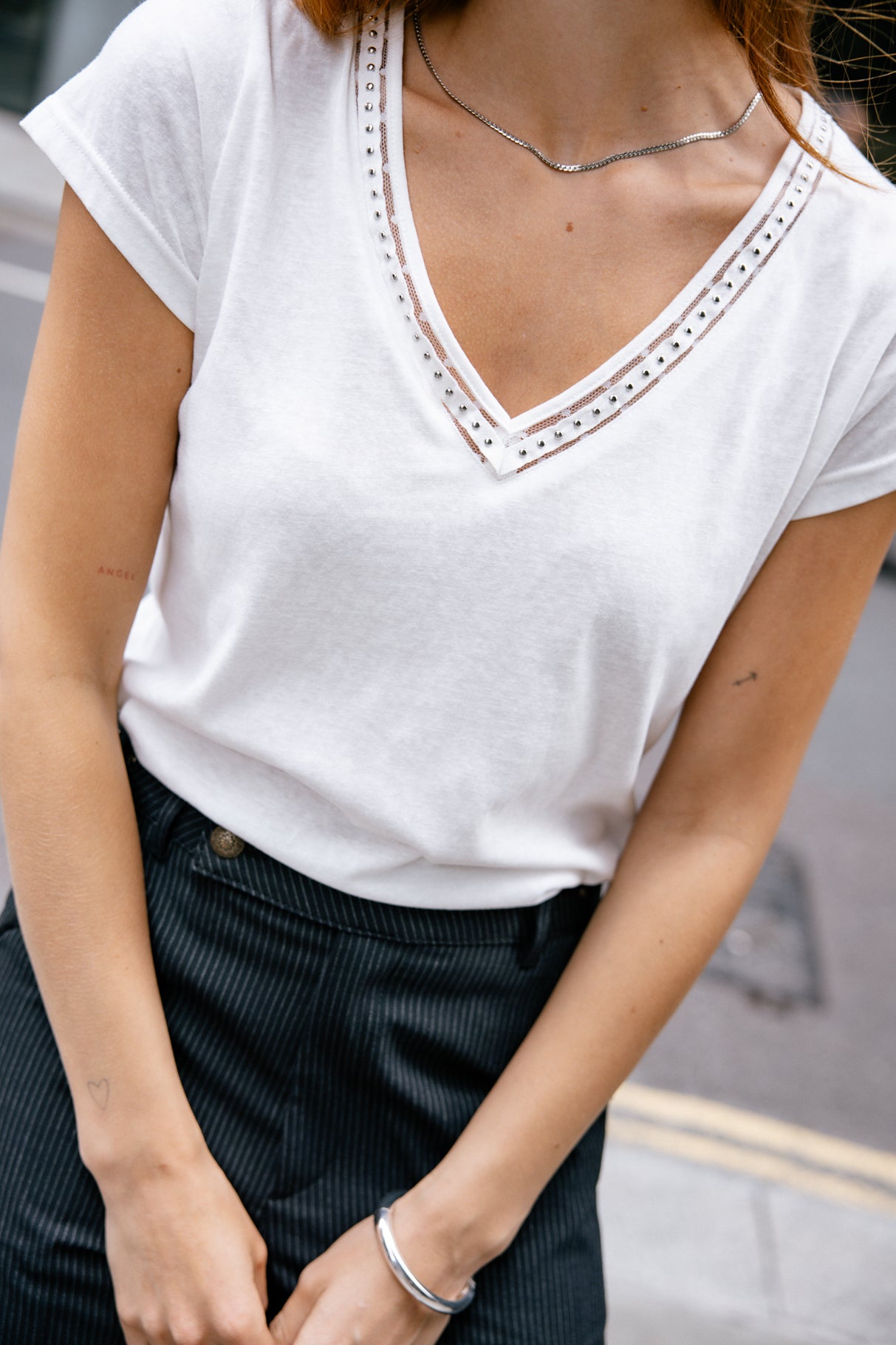 
              

T-shirt col V Femme Taile Studs white | Freeman T. Porter
            