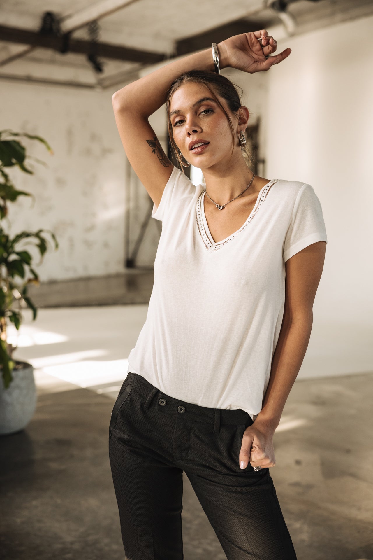 
              

T-shirt col V Woman Taile Studs white | Freeman T. Porter
            