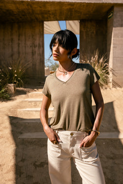 

Camiseta cuello en V Mujer Taile Ribbon aloe | Freeman T. Porter