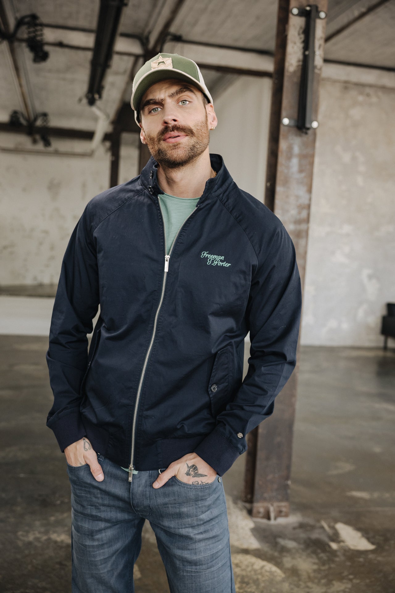   
            

Bestickte Jacke Mann James Navan navy | Freeman T. Porter
          