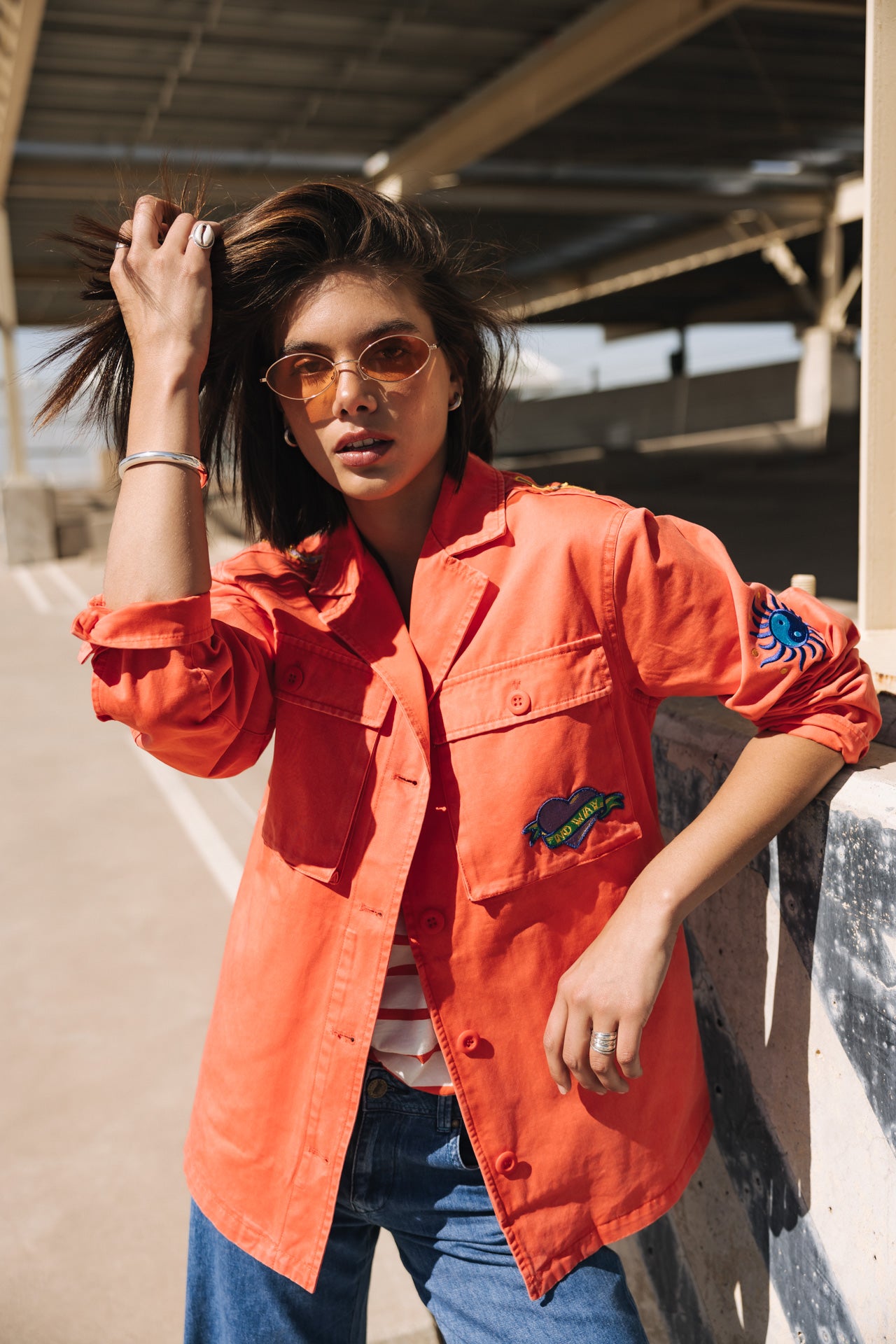 femme avec veste corail