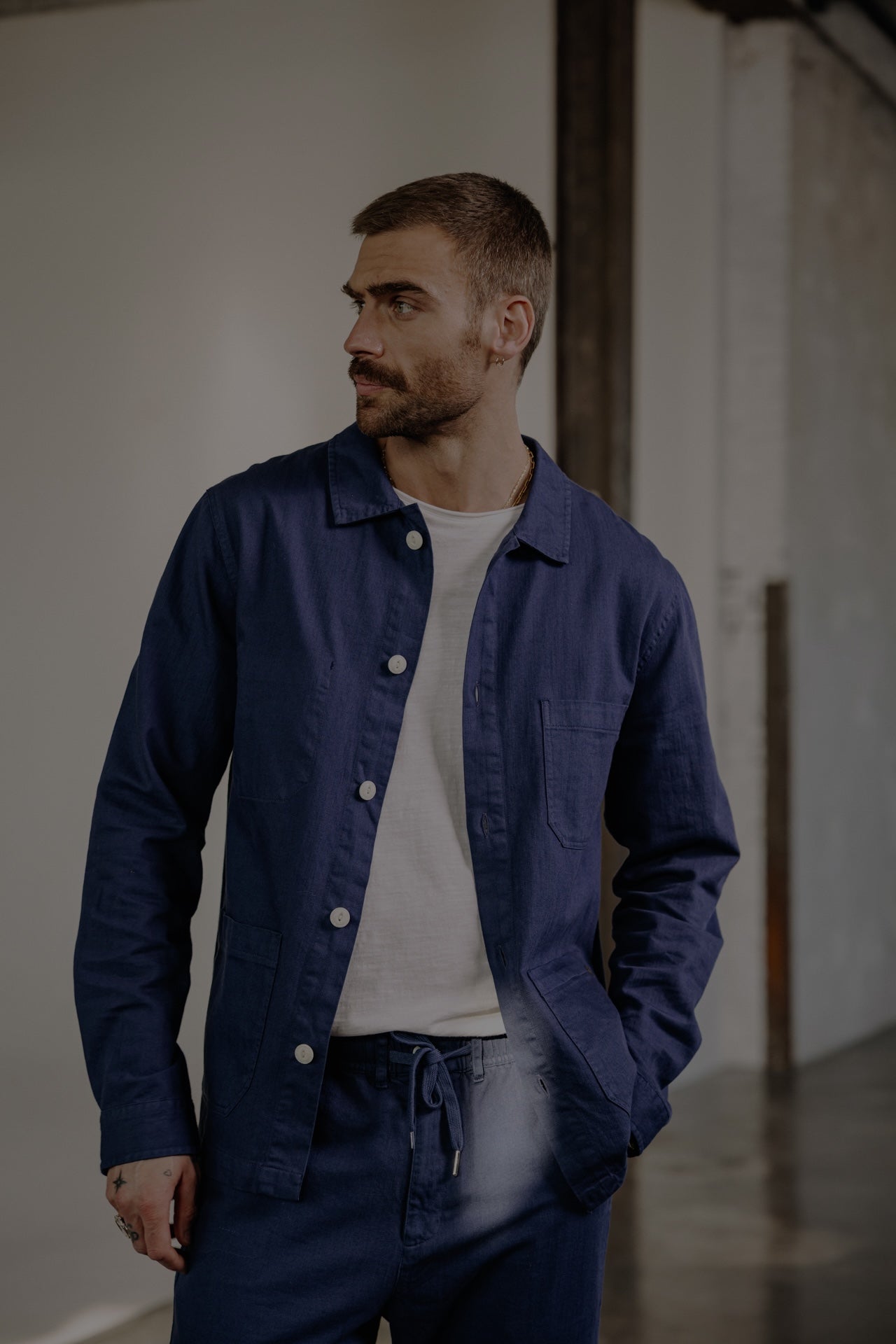 Homme avec une surchemise bleue