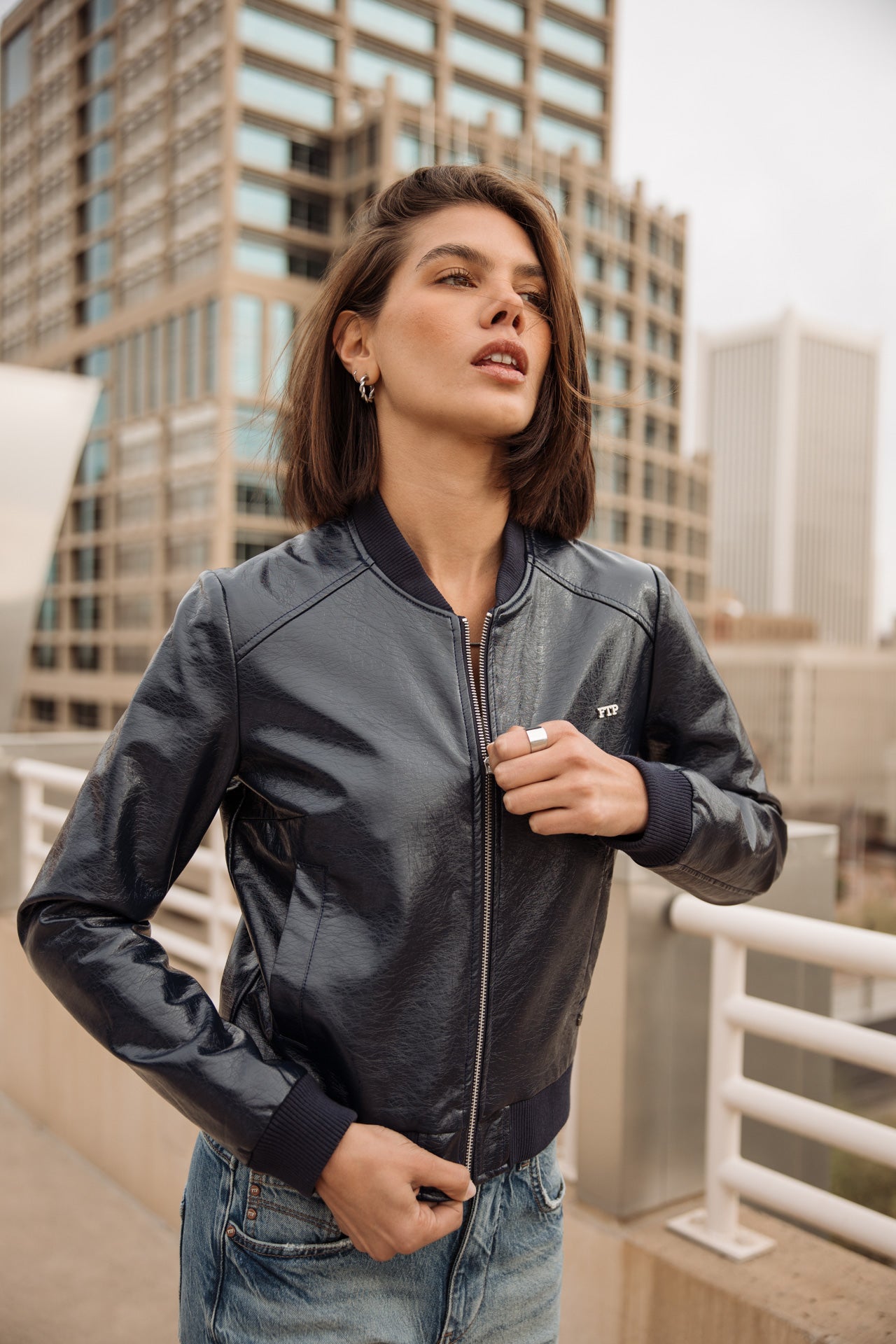   
            

Bomber en similicuir Femme Velona Vynil dark navy | Freeman T. Porter
          