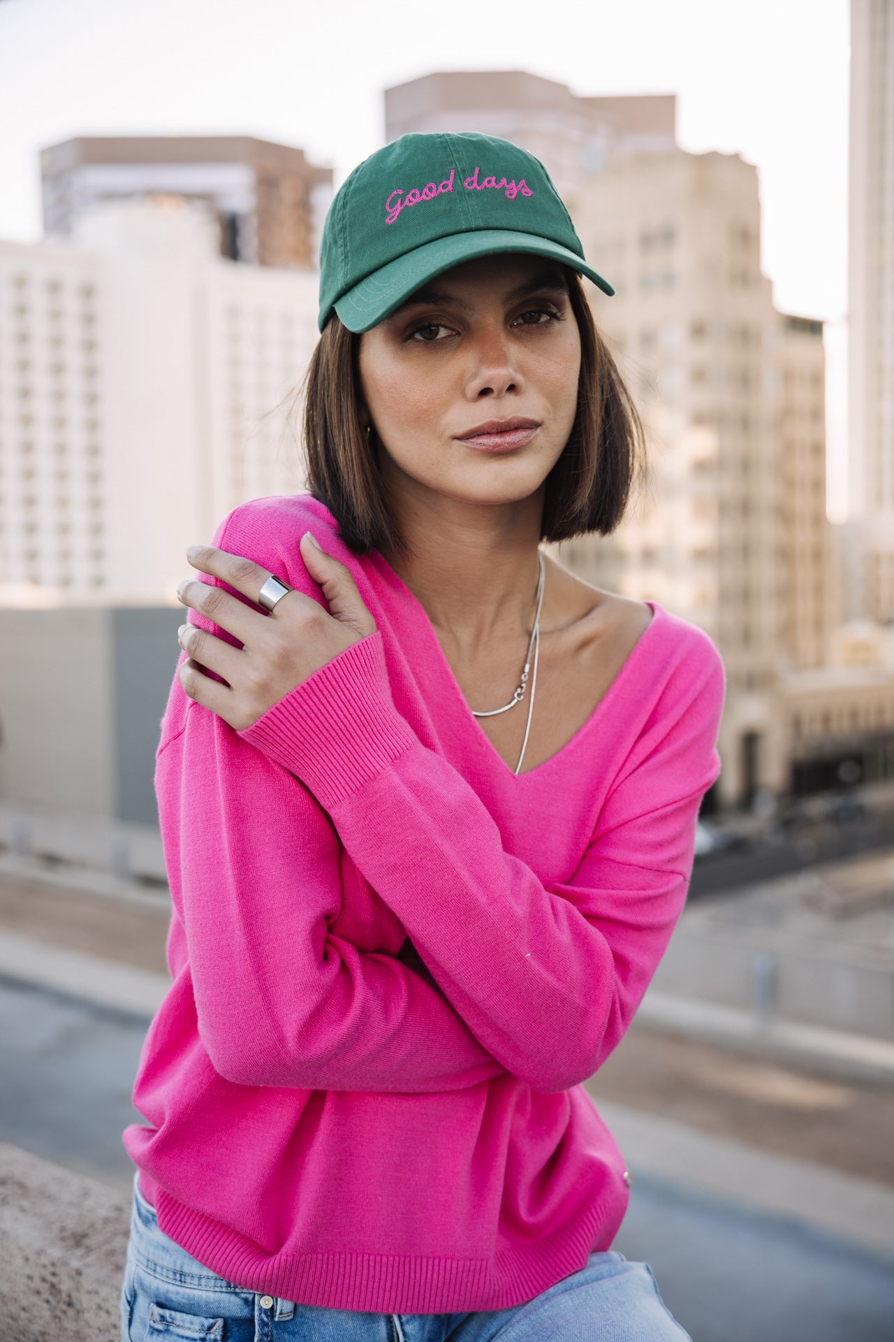 Femme avec casquette et maille rose 