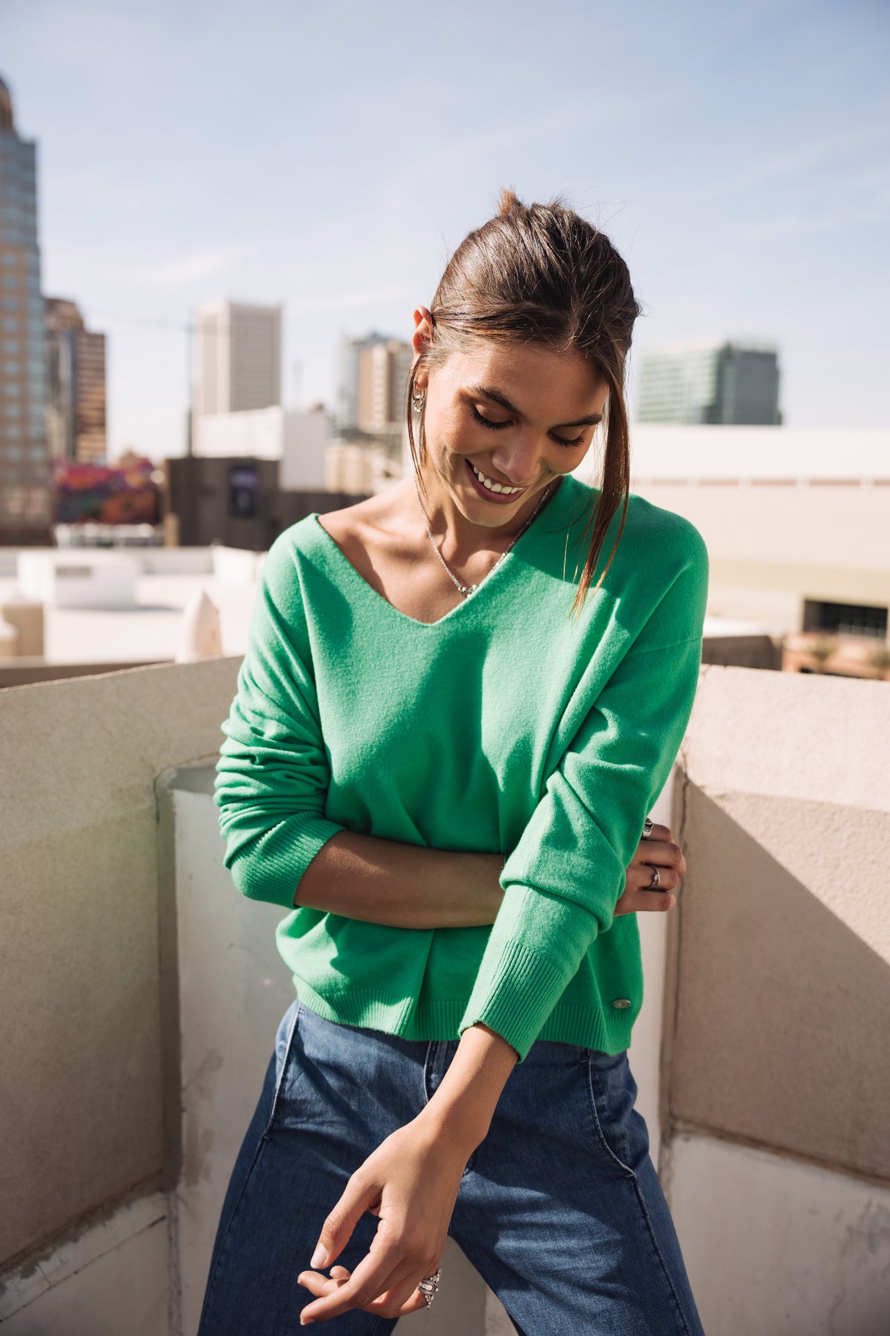 femme avec une maille verte