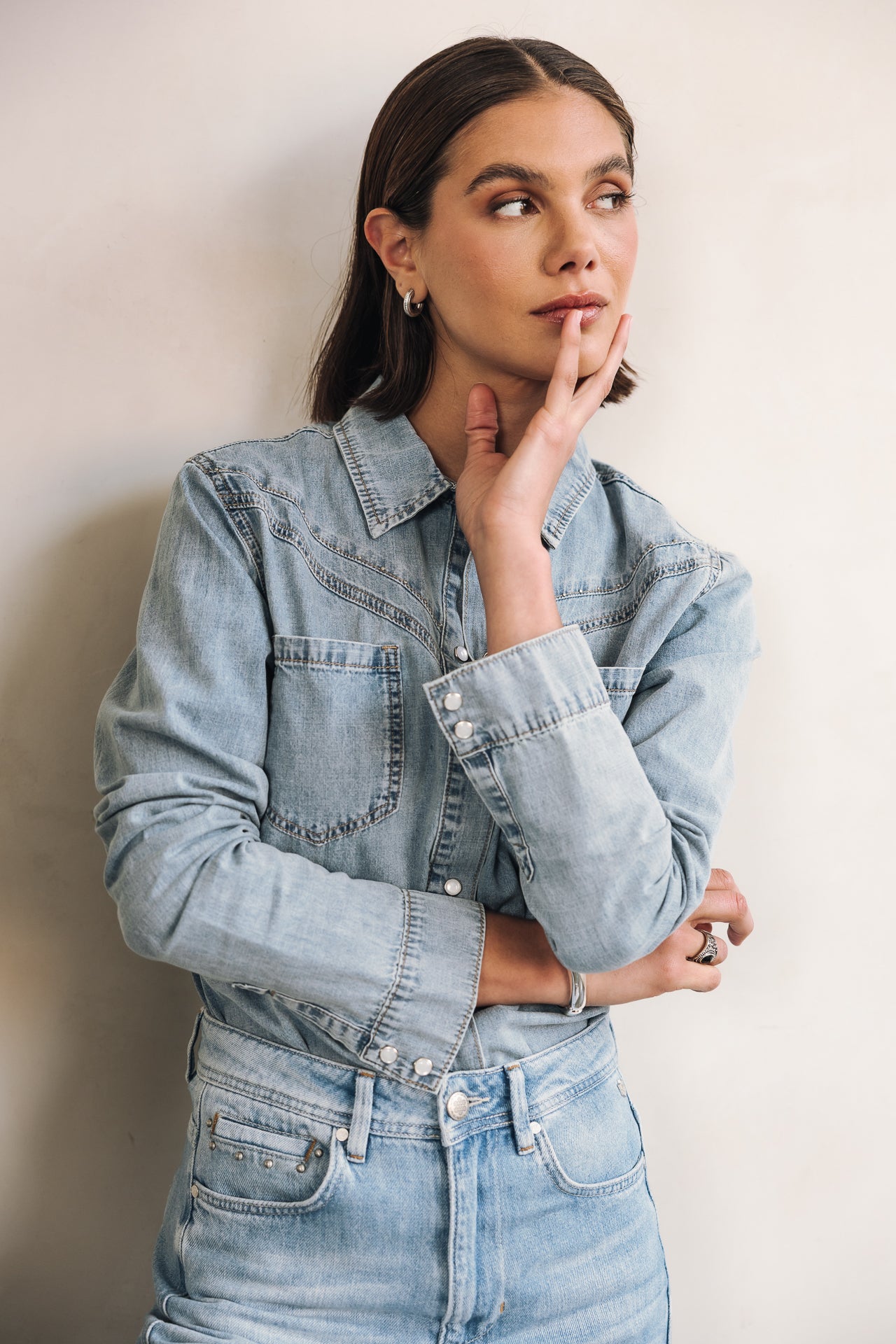 femme avec une chemise en jean