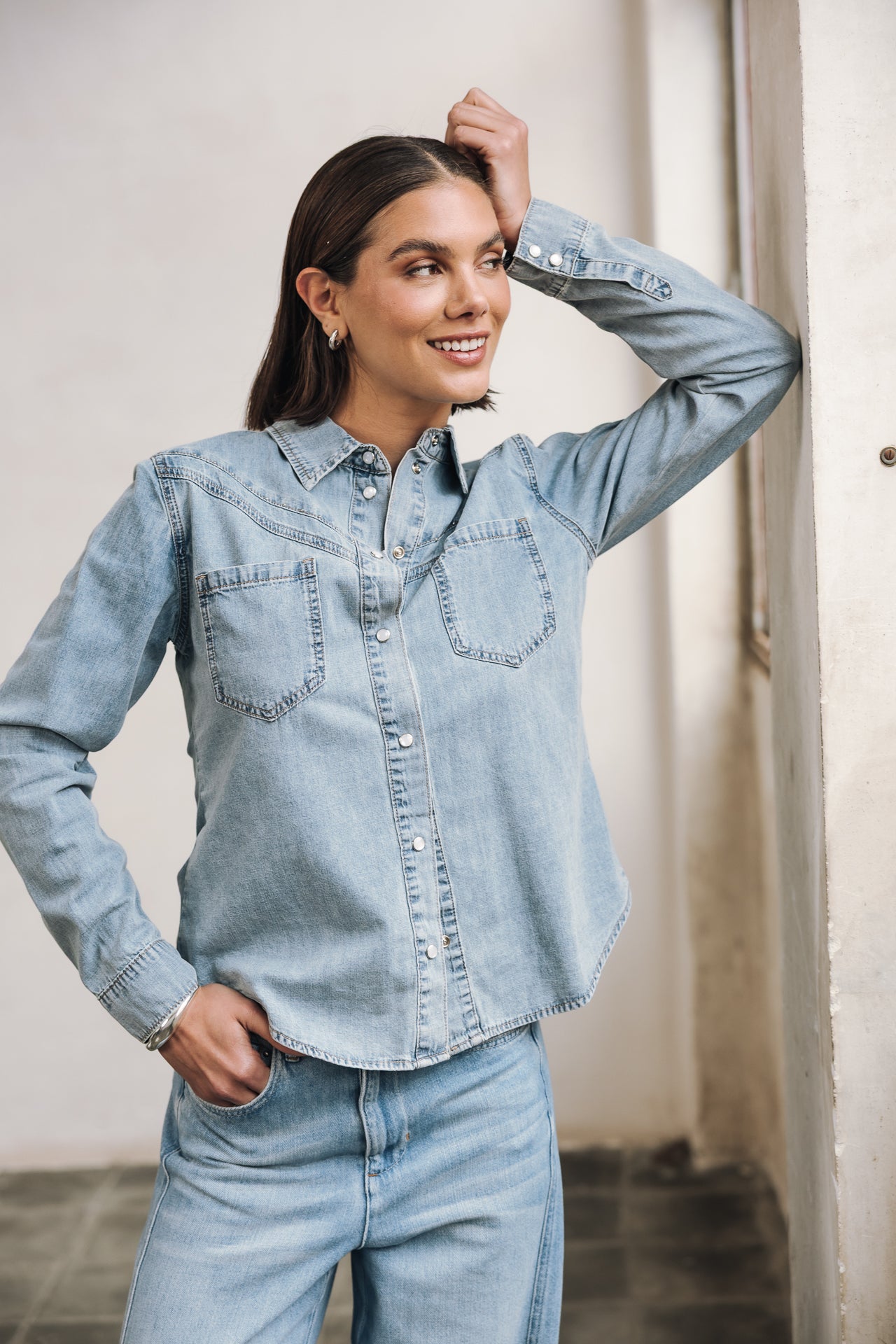   
            

Hemd mit Nieten Frau Irina Denim wenit light | Freeman T. Porter
          