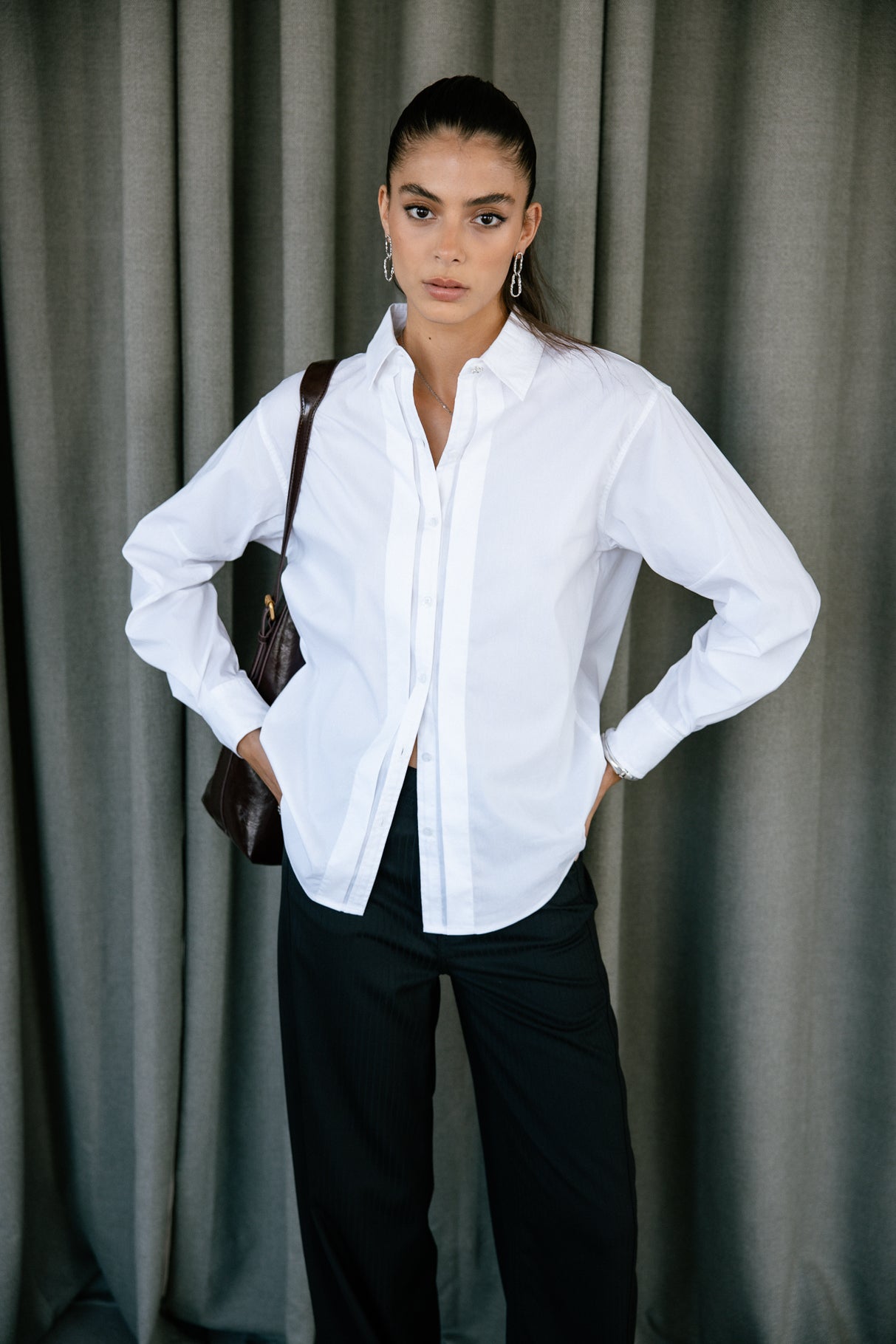 femme avec chemise blanche