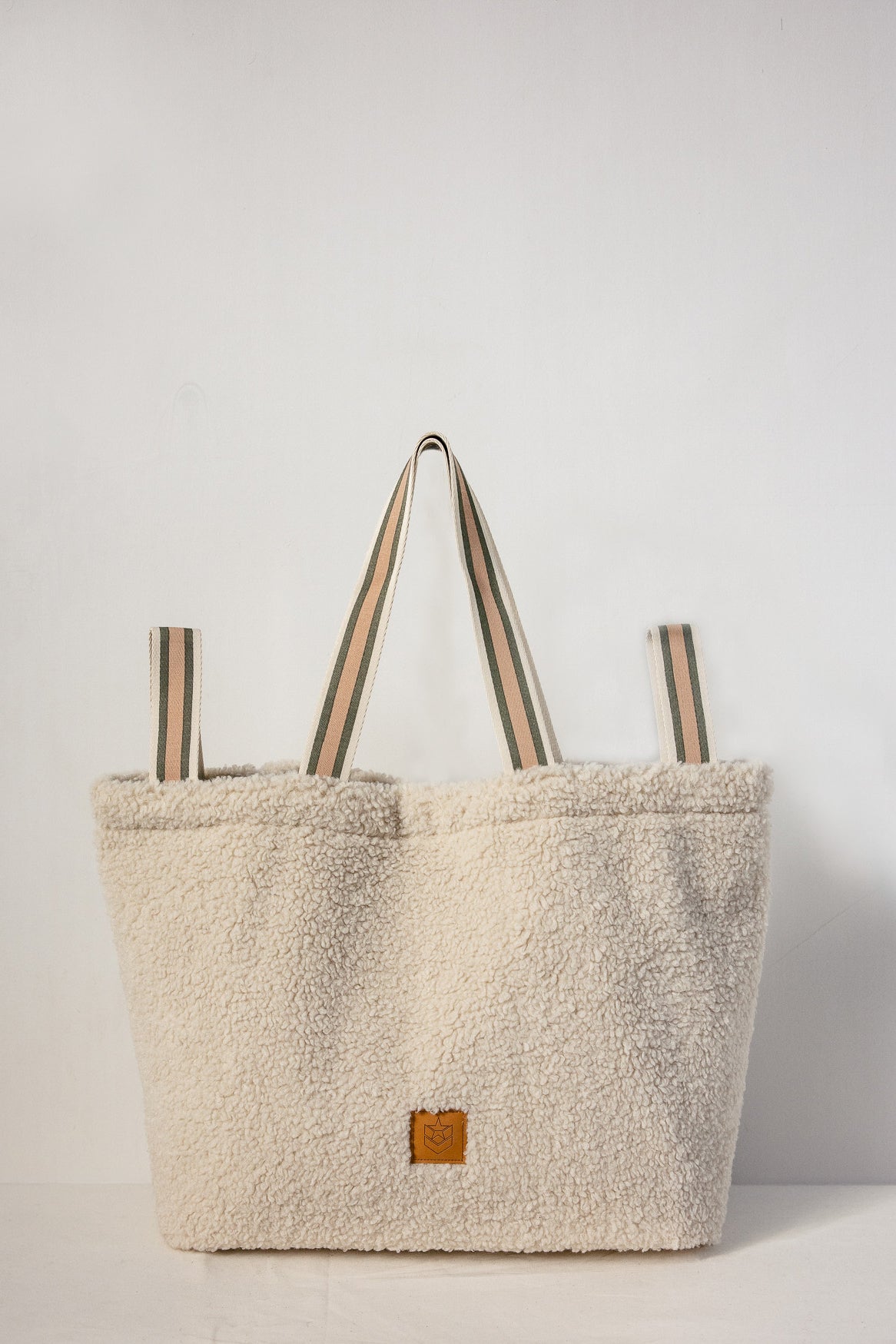   
            

Bolso tote efecto sherpa con interior de felpa Mujer Coletta Sherpa ecru | Freeman T. Porter
          